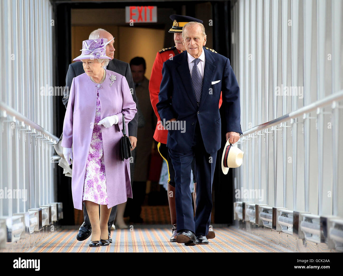 Königin Elizabeth II. Und der Herzog von Edinburgh kommen über eine Terminalluftbrücke aus dem königlichen Flugzeug auf dem neuen James Armstrong Richardson International Airport in Winnipeg, Kanada, an. Stockfoto