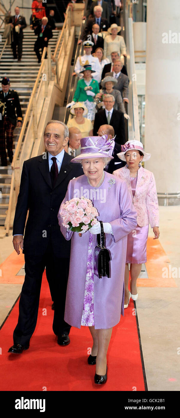 Queen Elizabeth II. Und der Herzog von Edinburgh machen einen Spaziergang durch den neuen James Armstrong Richardson International Airport in Windnpeg, Kanada, für einen Teil der königlichen Tour durch das Land. Stockfoto