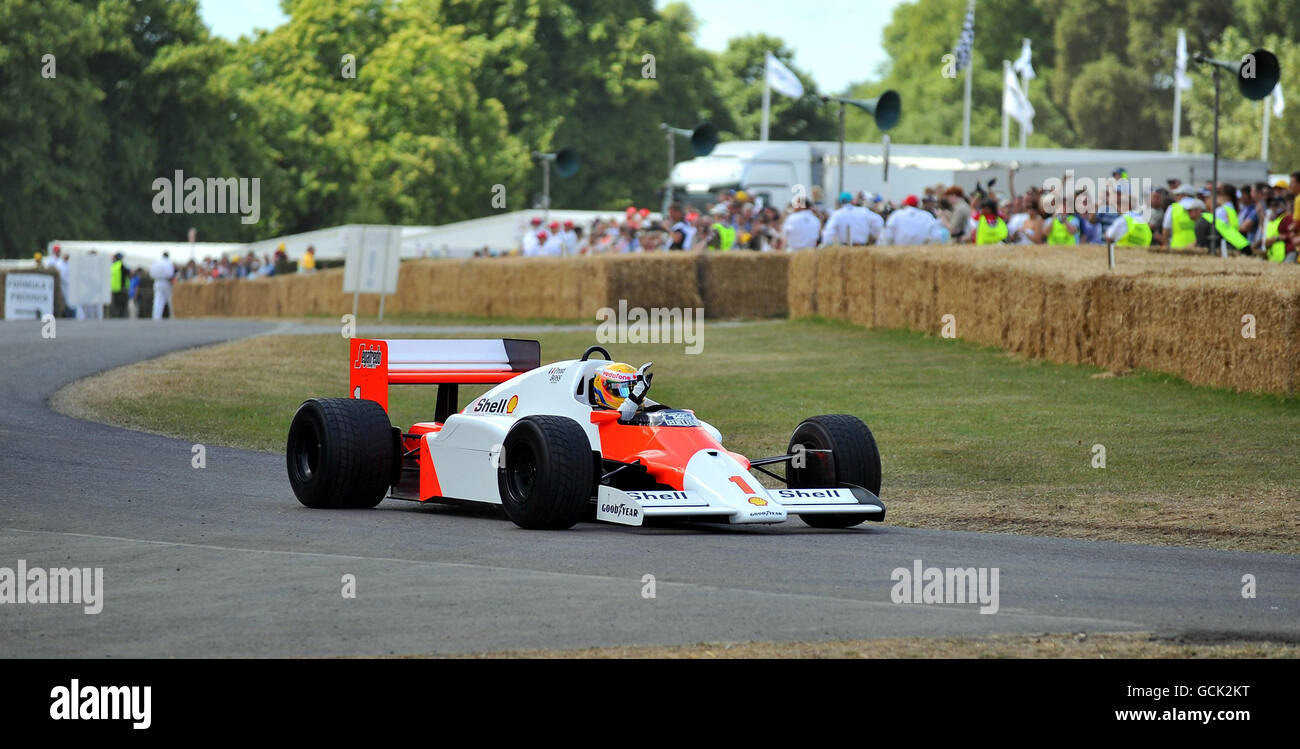 Lewis Hamilton fährt einen 1986 McLaren-TAG MP4/2C während der Bergrennen-Veranstaltung beim Festival of Speed in Goodwood bei Chichester in West Sussex. Stockfoto