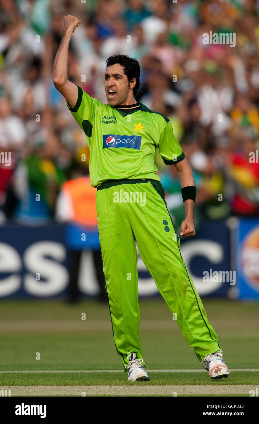 Der pakistanische Umal Gul feiert die Auflösung des australischen Michael Hussey beim zweiten Twenty20 International-Spiel in Edgbaston, Birmingham. Stockfoto