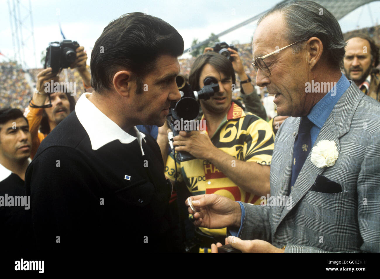 Fußball - FIFA Fußball-Weltmeisterschaft Westdeutschland 74 - Finale - Westdeutschland gegen Holland - Olympiastadion, München. Der englische Schiedsrichter Jack Taylor verließ das Spiel mit Prinz Bernhard von den Niederlanden vor dem Start des Spiels. Stockfoto