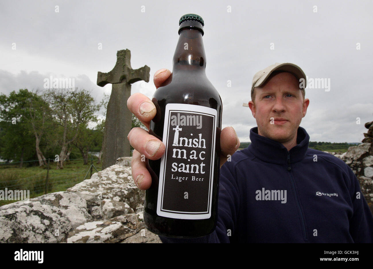 Gordy Follis, 36, mit seinem Bier namens Inishmacsaint Lagerbier, auf der Insel Inishmacsaint auf Lough Erne, wo noch die Ruinen eines Klosters aus dem 6. Jahrhundert stehen. Stockfoto