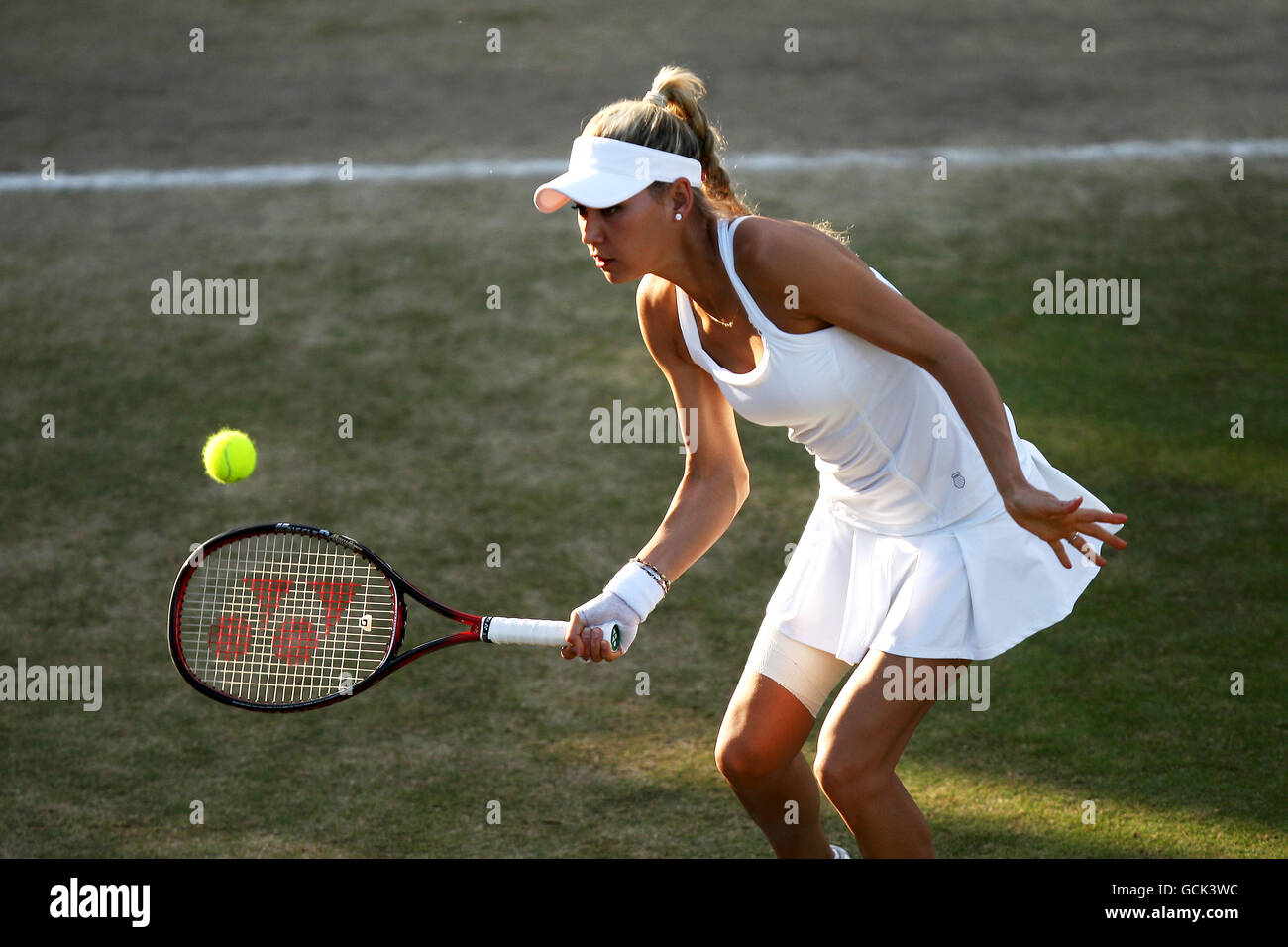 Die russische Anna Kournikova in Aktion während des Ladies' Invitation Match Mit Partnerin Martina Hingis Schweiz gegen Tracy Austin und USA Kathy Rinaldi-Stunkel Stockfoto