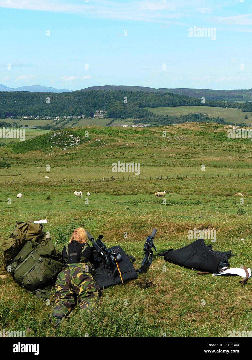 BEACHTEN SIE DAS ALTERNATIVE ERNTEGUT. In der Umgebung des Dorfes Rothbury, Northumberland, werden Polizeischneckenschützen gesehen, während die Jagd nach dem flüchtigen Schützen Raoul Moat weitergeht. Stockfoto