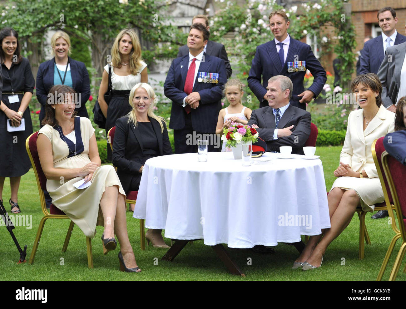 Samantha Cameron, (vorne links), Ehefrau des britischen Premierministers David Cameron, hört sich während eines Empfangs in der Downing Street im Zentrum von London Reden mit (von links nach rechts sitzend) der Witwe Christina Schmid, Prinz Andrew und der britischen Fernsehmoderatorin Kate Silverton an. Stockfoto