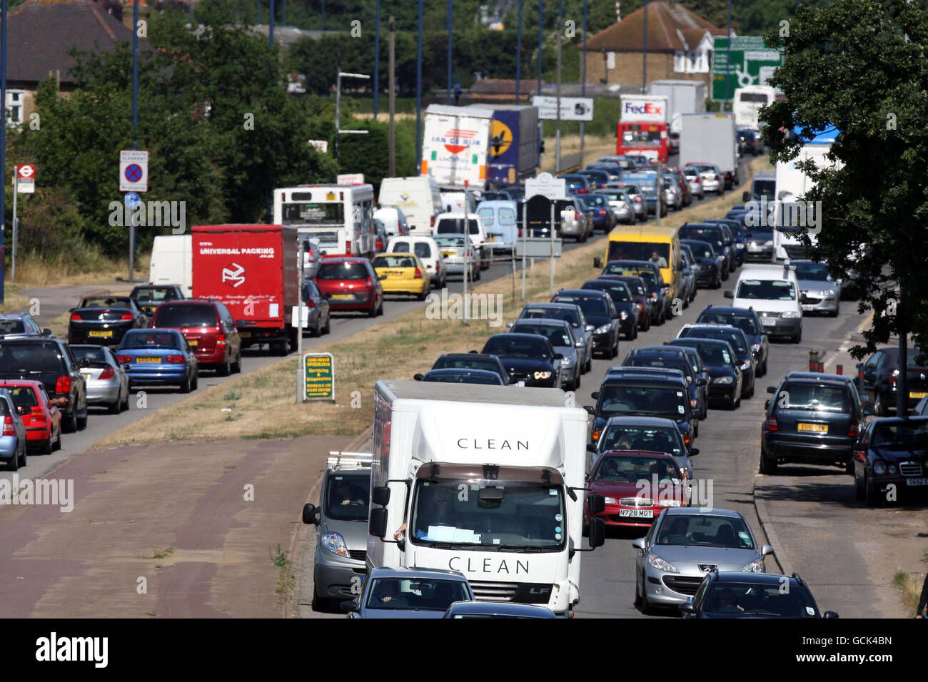 Störung auf der A30 in der Nähe des Flughafens Heathrow im Westen Londons, da ein Feuer in einem Lagerhaus im Frachtbereich des Flughafens brennt. Stockfoto
