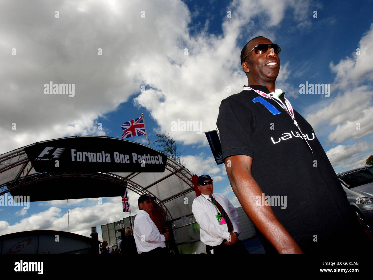 Michael Johnson kommt im Fahrerlager vor dem Santander British Grand Prix auf dem Silverstone Circuit in Northampton an. Stockfoto