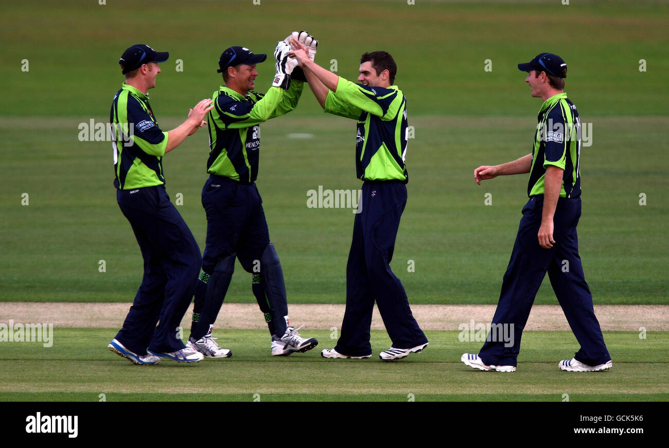 Yorkshire's David Wainwright (Mitte) feiert mit dem Wicketkeeper Gerard Brophy, nachdem er beim Friends Provident T20, North Group Spiel in Edgbaston, Birmingham, das Wicket von Jonathan Trott aus Warwickshire übernommen hat. Stockfoto