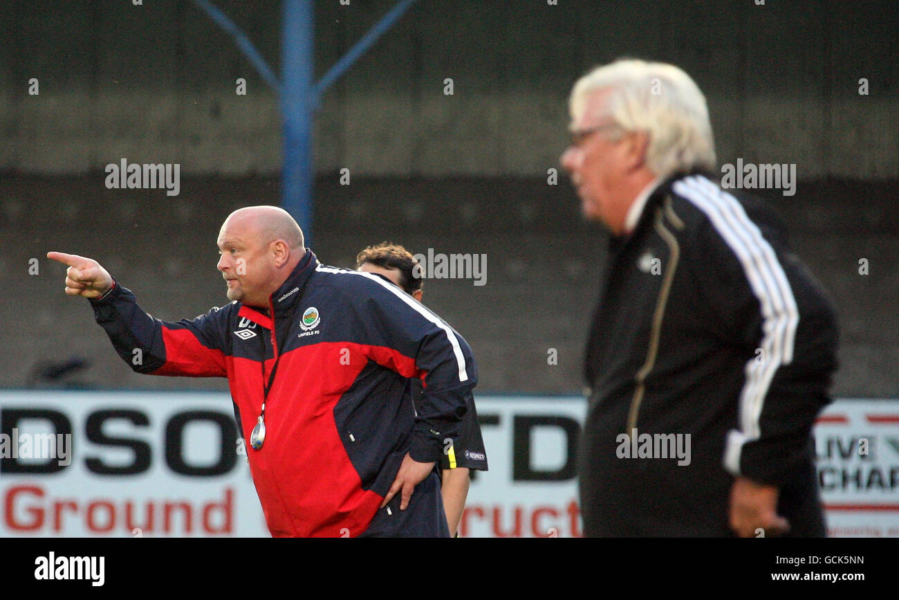 Linfield-Manager David Jeffery (links) während des UEFA Champions League-Spiels der zweiten Qualifikationsrunde mit der ersten Etappe im Windsor Park, Belfast, Nordirland. Stockfoto