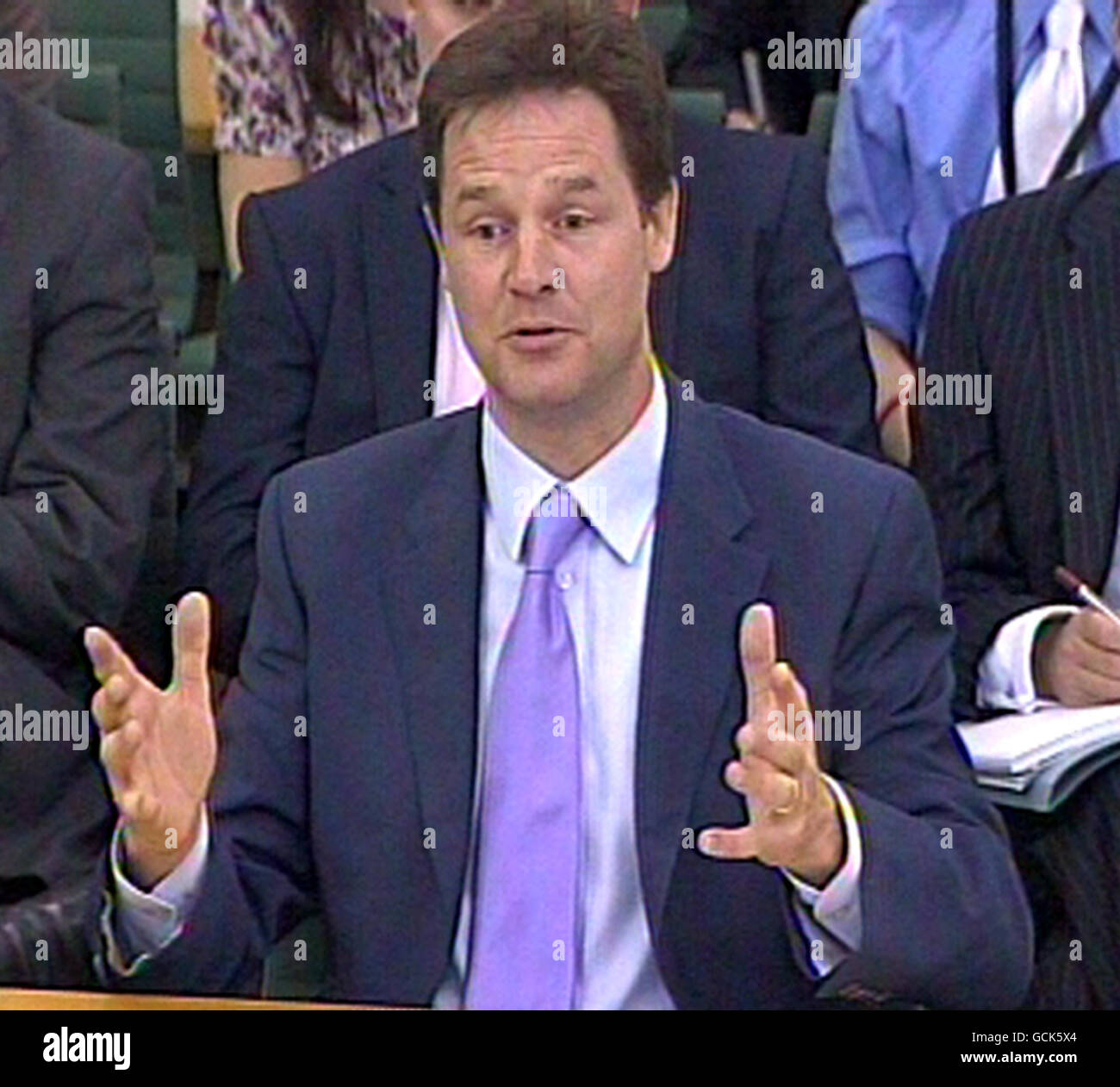 Der stellvertretende Premierminister Nick Clegg gibt dem Ausschuss für politische und konstitutionelle Reformen Beweise. Stockfoto