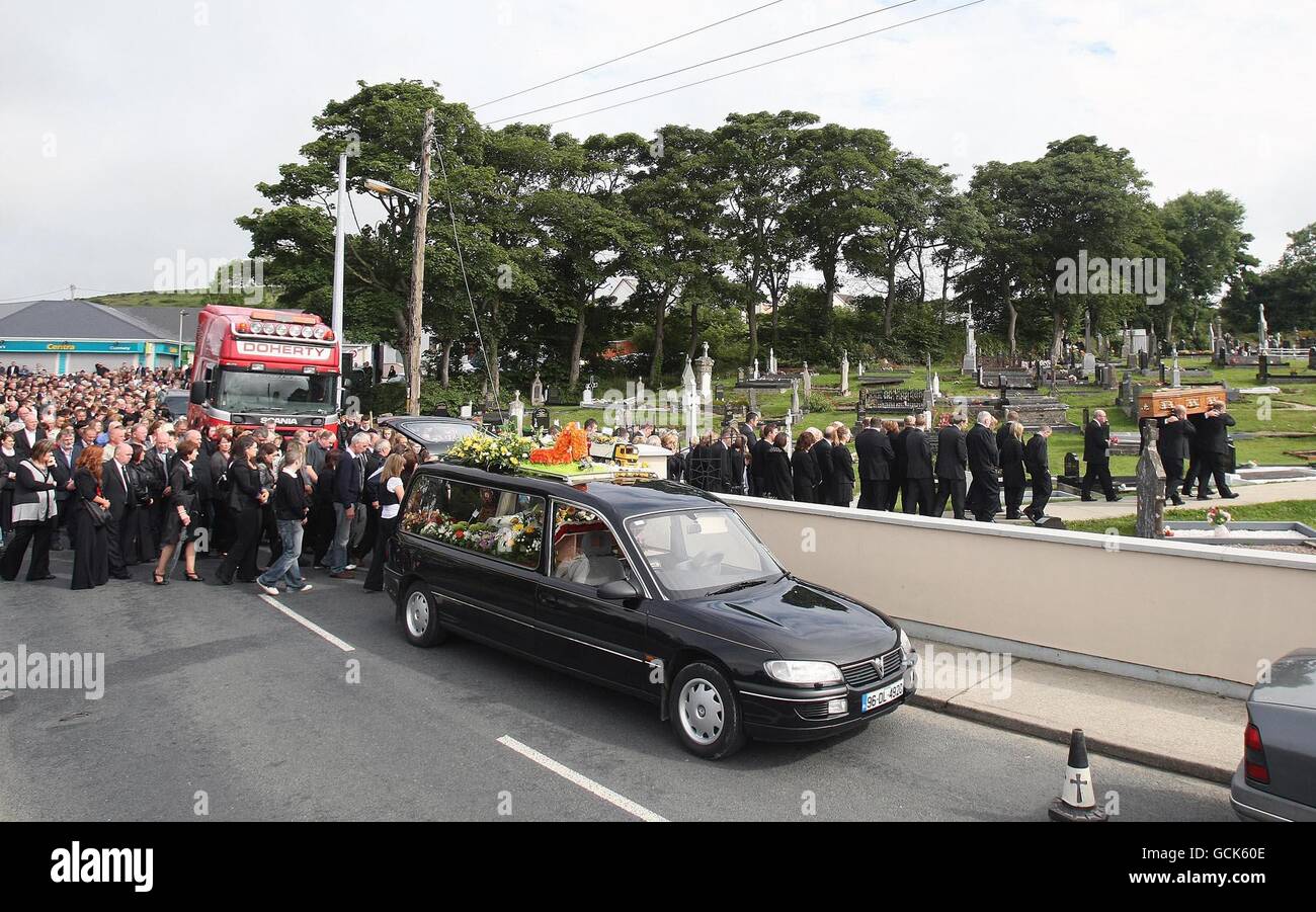 Trauernde bei der Beerdigung von Paul Doherty folgen seinem Sarg zur St. Mary's Church in Clonmany, Co Donegal. Herr Doherty war einer von acht Männern, die bei Irlands schlimmster Verkehrsunfällen ums Leben kamen. DRÜCKEN Sie VERBANDSFOTO. Bilddatum: Donnerstag, 15. Juli 2010. Sieben junge Freunde hatten Spaniens Sieg im Weltcup-Finale beobachtet und starben sofort zusammen mit einem anderen Mann in einem Horroreinsturz auf der Halbinsel Inishowen. Einige der Jugendlichen im Alter zwischen 19 und 23 Jahren ließen ihre Autos zurück, um einen Aufzug zu nehmen, nachdem sie sich im Dorf Clonmany Minuten vor dem Absturz gesellten. Acht Personen wurden in einen Volkswagen gepackt Stockfoto