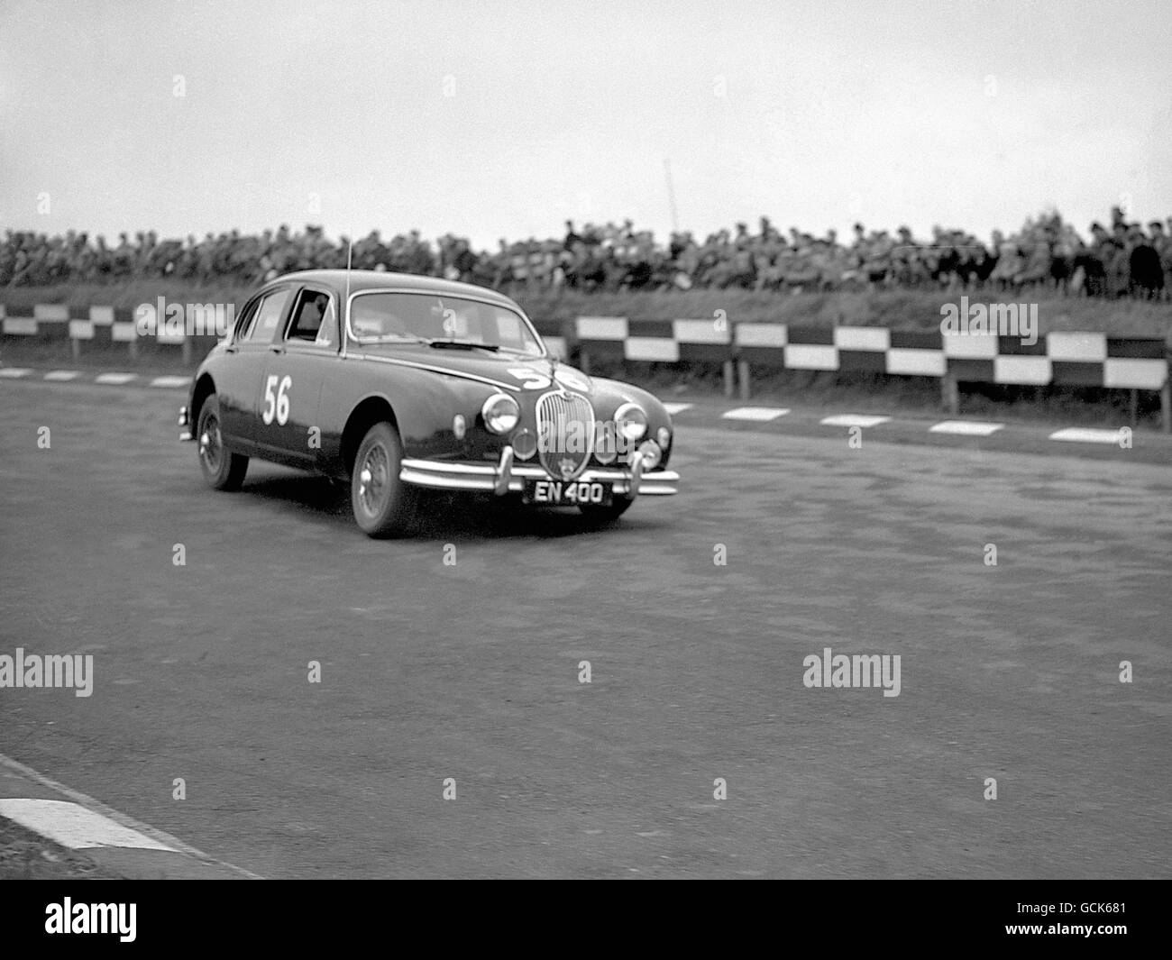 Tommy Sopwith fährt seinen Jaguar Mark 1 zum Sieg bei Brands Hatch beim ersten britischen Saloon Car-Rennen. Das Rennen war ein Vorläufer der nächsten Jahre neuen 'British Saloon Car Championship', einer nationalen Tourenwagen-Serie für Serienfahrzeuge Stockfoto