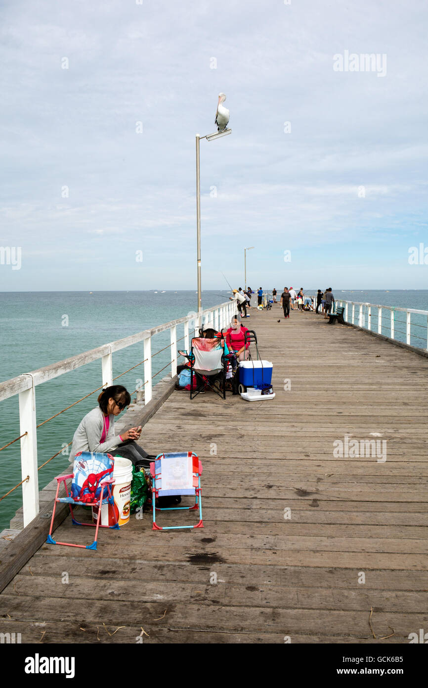Menschen, die Angeln auf Semaphore Steg in Adelaide Stockfoto