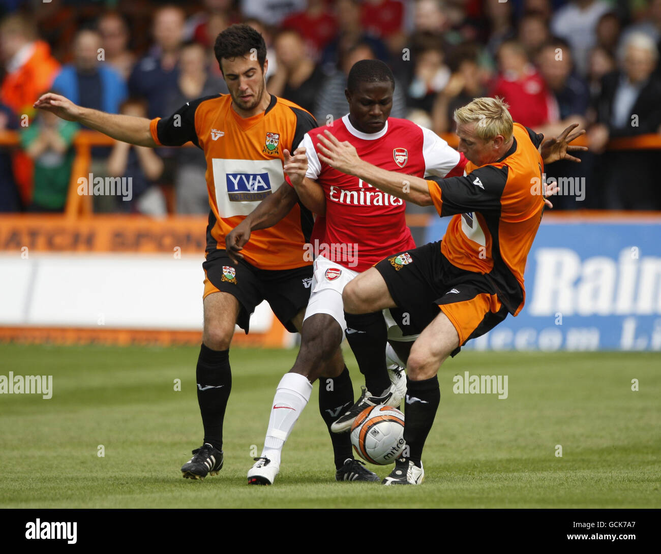 Emmanuel Frimpong von Arsenal (Mitte) hält während des Vorsaison