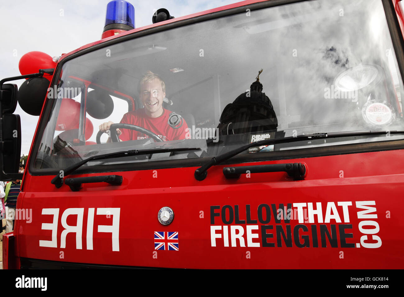 Steve Moore, Expeditionsleiter der Follow That Fire Engine Crew, bereitet sich auf ihre 26,000-Meilen-Mission rund um die Welt vor, die 28 Länder umfasst, um Geld für Macmillan Cancer Support, die Fire Fighters Charity und die Roy Castle Lung Cancer Foundation vor dem Old Royal Naval College in Greenwich zu sammeln, südöstlich von London. Stockfoto