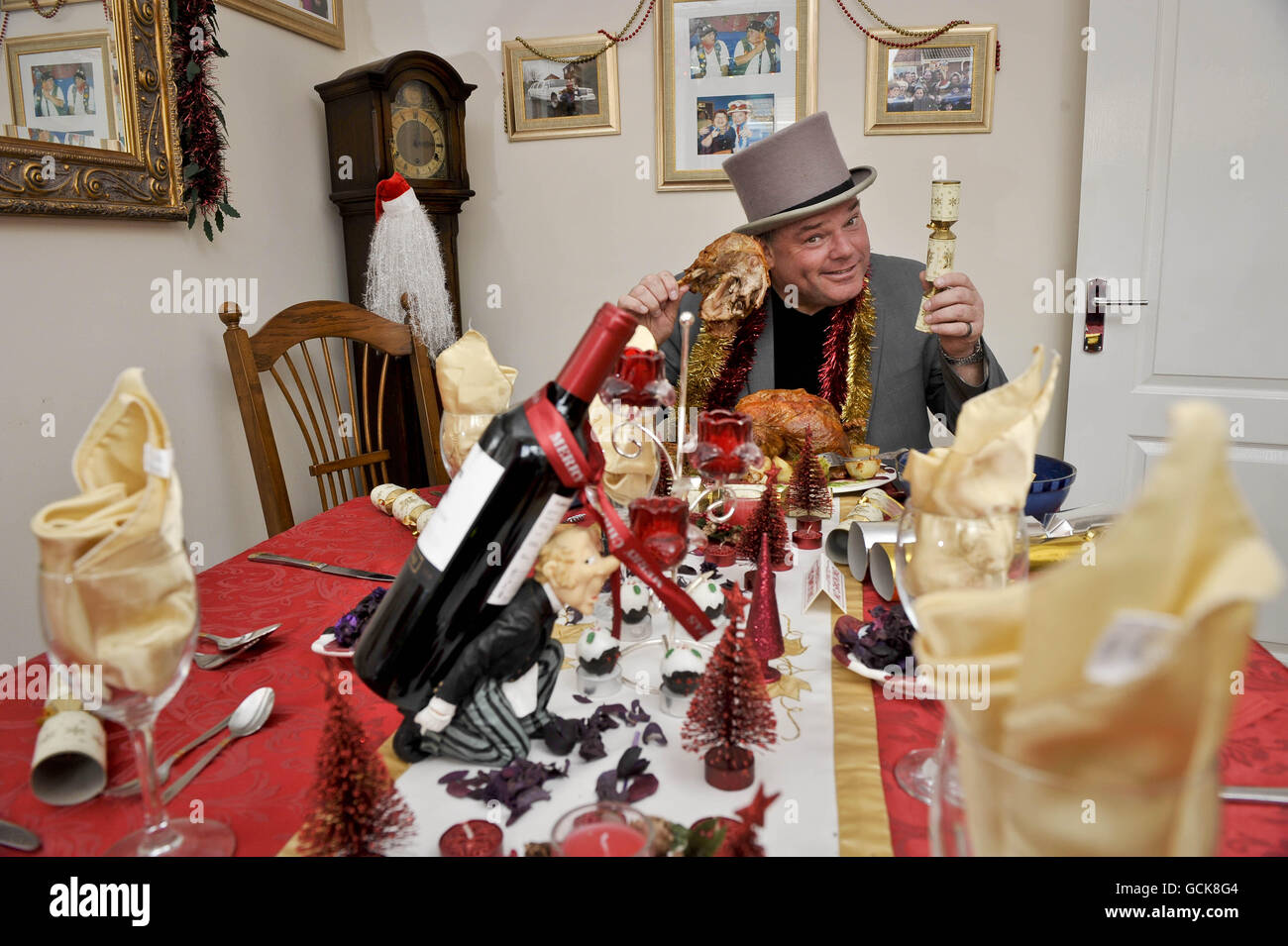 Andy Park (alias Mr Christmas) isst sein 6000. Weihnachtsessen zu Hause in Melksham, Wiltshire. Stockfoto