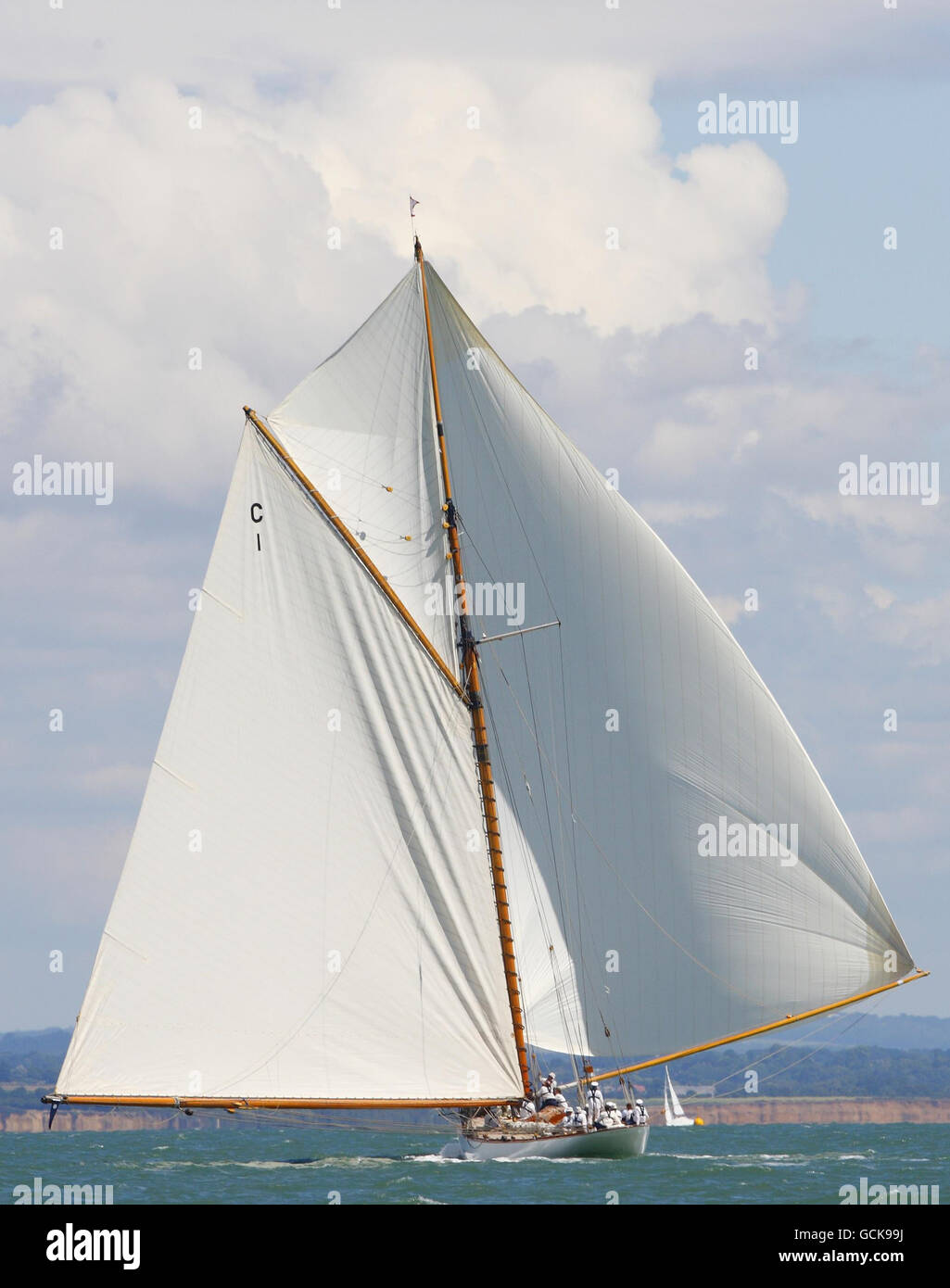 Die 1923 William Fife 19 Meter Mariquita unter voller Segel am dritten Tag der britischen Classic Yacht Club Panerai Cowes Regatta auf der Solent. Stockfoto