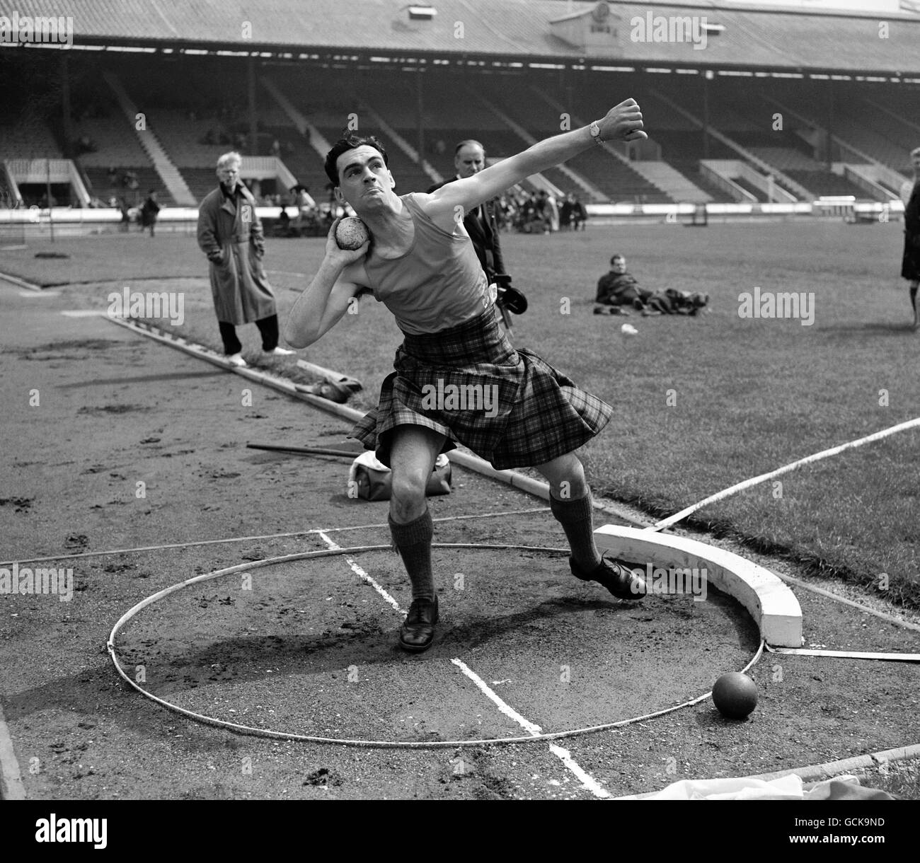 Kenneth MacDonald, der das Gewicht (Schuss) während der Vorrunden bei den London Caledonian Games in White City. Stockfoto