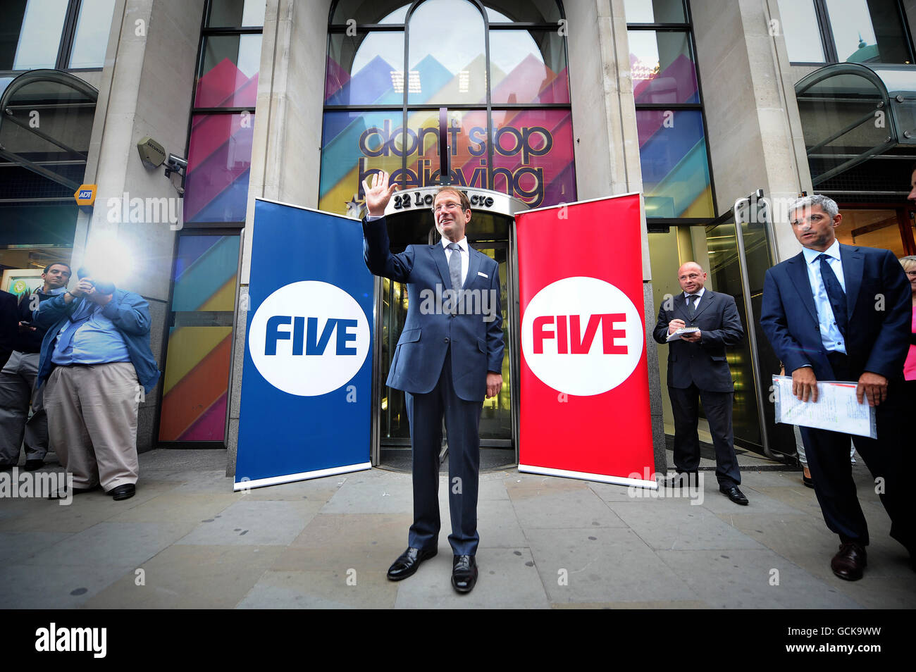 Richard Desmond, der Vorsitzende und Inhaber von Express Newspapers und OK! Das Magazin, das gerade den britischen Fernsehsender Channel Five gekauft hat, verlässt seine Büros im Zentrum von London. Stockfoto