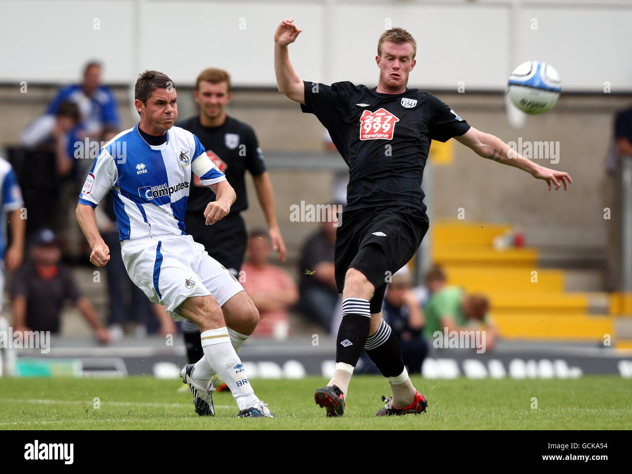 Stuart Campbell von Bristol Rovers wird unter Druck vom Chris Brunt Stadium von West Bromwich Albion, Bristol, am Samstag, 24 2010. Juli, vergehen. PA Foto : David Davies.während der Vorsaison freundlich im Memorial Stadium, Bristol. Stockfoto