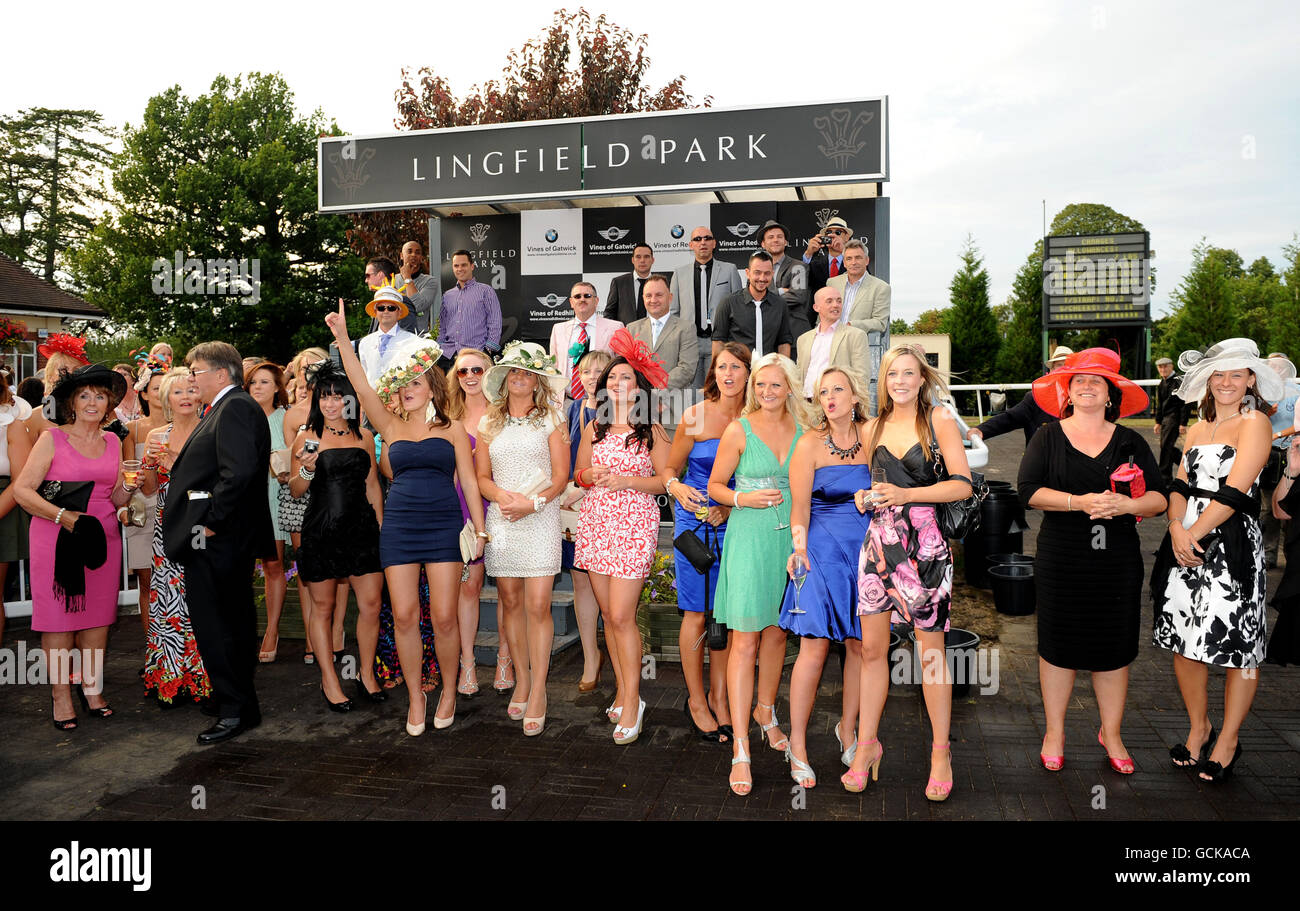 Pferderennen - Vines of Gatwick und Redhill Ladies' Evening - mit Girls B Loud - Lingfield Park. Die Damen versammeln sich in der Gewinneranlage zur Beurteilung des Wettbewerbs „Best Dressed Lady“. Stockfoto