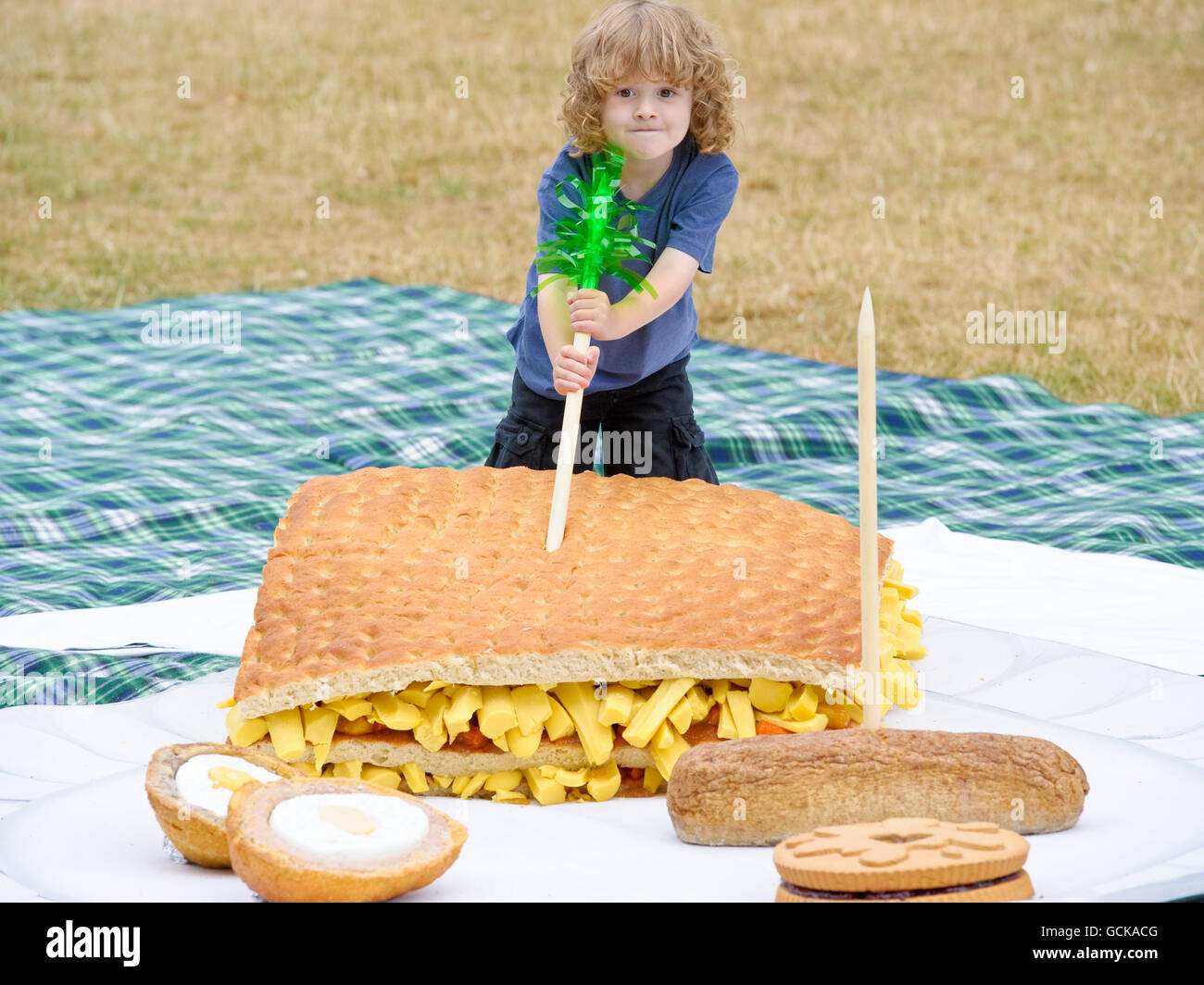 Der fünfjährige Alfie Powell mit einem rekordbrechenden riesigen essbaren Picknick in Londons Kensington Gardens anlässlich des Starts der TV-Serie "man V Food", die unter der Woche um 21:00 Uhr Good Food zeigt (Sky 249, Virgin 260). Stockfoto