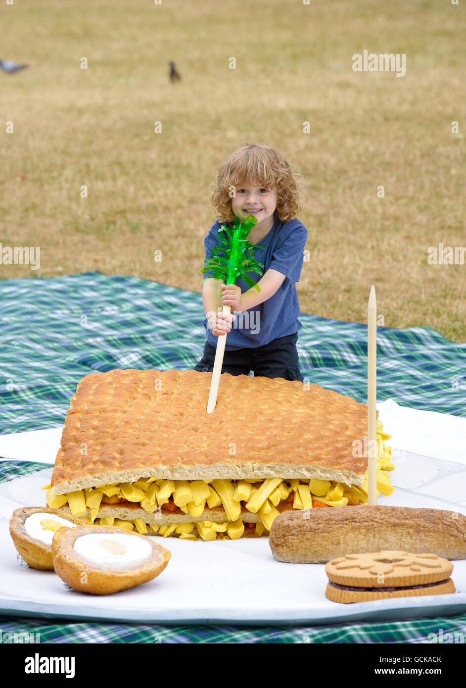 Der fünfjährige Alfie Powell mit einem rekordbrechenden riesigen essbaren Picknick in Londons Kensington Gardens anlässlich des Starts der TV-Serie "man V Food", die unter der Woche um 21:00 Uhr Good Food zeigt (Sky 249, Virgin 260). Stockfoto
