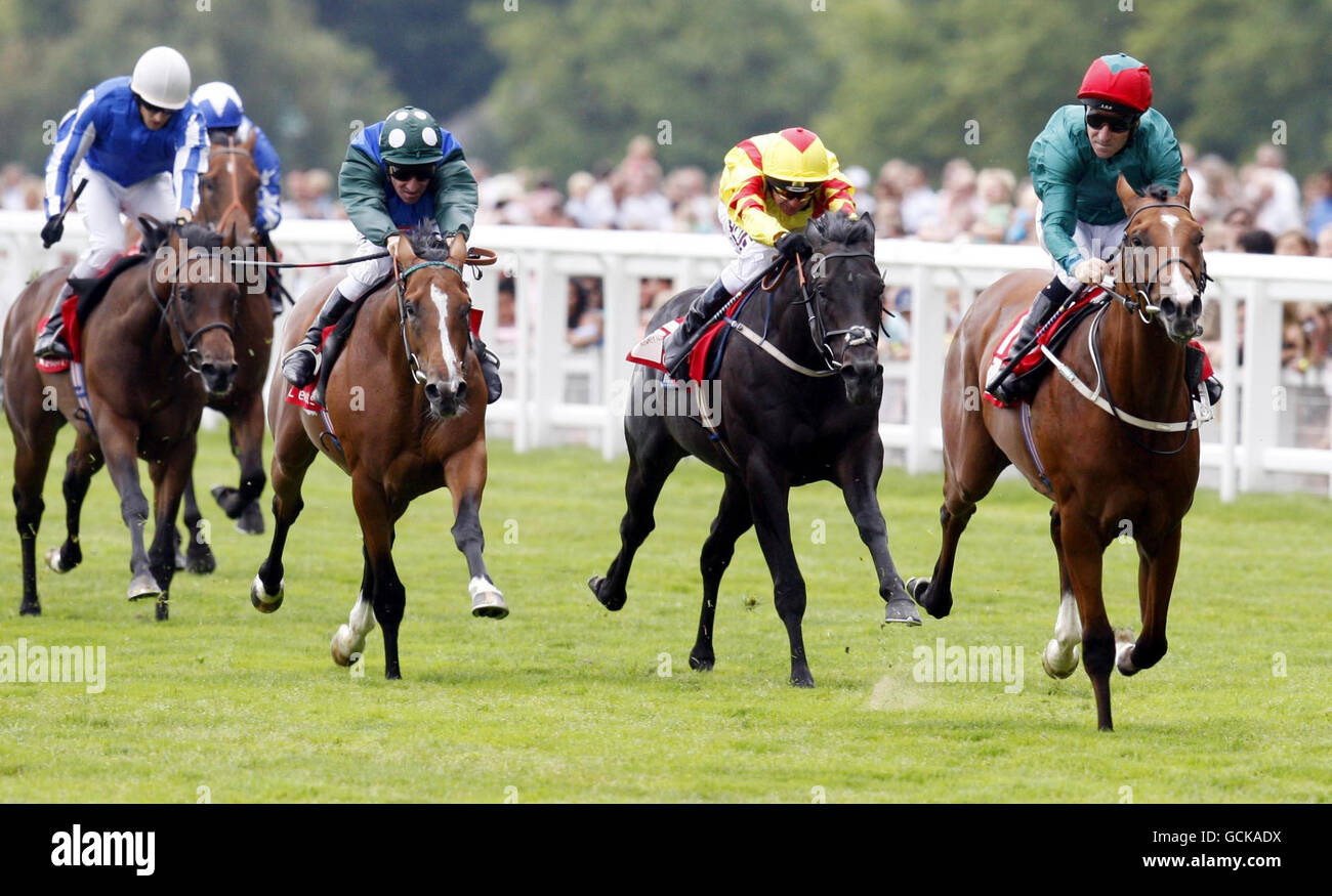 Malthouse und Jockey Richard Hills (rechts) E.b.f. GL Events Owen Brown Crocker Bulteel Maiden Stakes auf der Ascot Racecourse, Ascot. Stockfoto