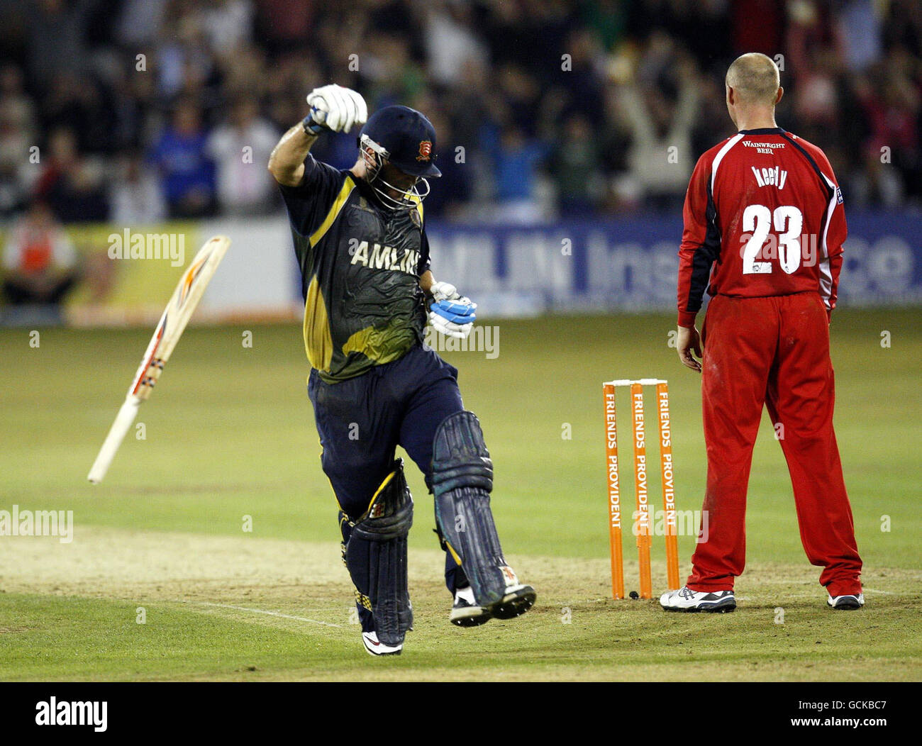 Matt Walker von Essex feiert den Sieg beim Friends Provident t20 Quarter Final Match auf dem Ford County Ground, Chelmsford. Stockfoto