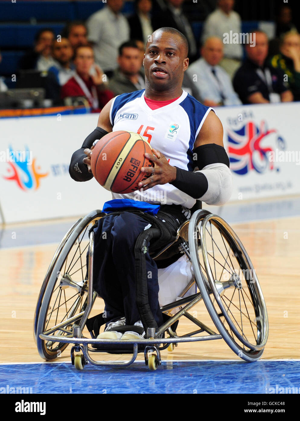 Paralympics - BT Paralympic World Cup 2010 - Tag sechs - Manchester. Die britische Ademola Orogbemi beim Rollstuhl-Basketball beim BT Paralympic World Cup in Sport City, Manchester, in Aktion. Stockfoto