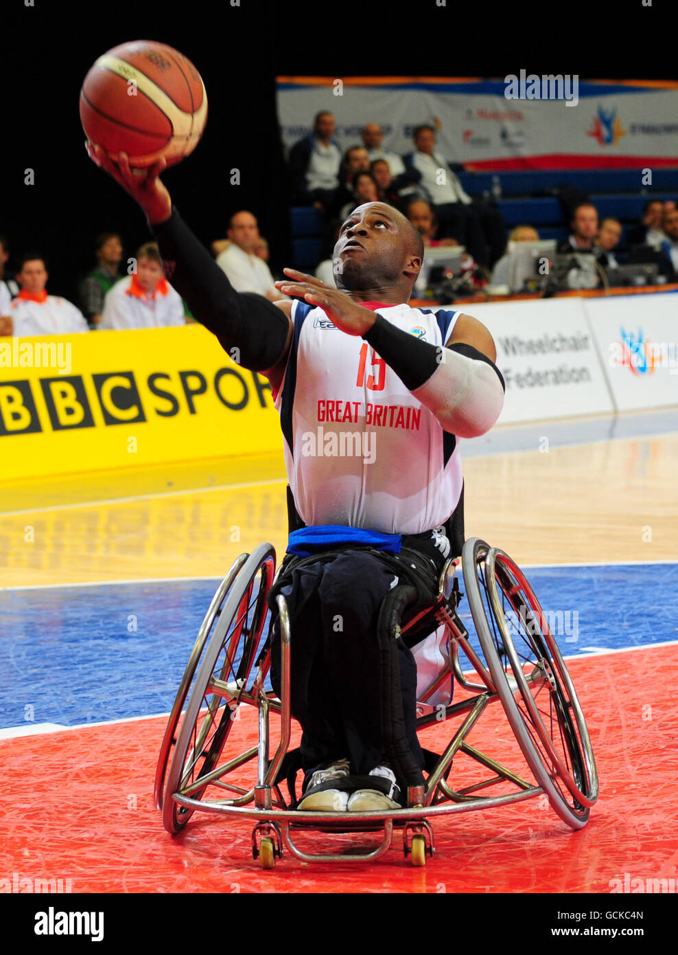Paralympics - BT Paralympic World Cup 2010 - Tag sechs - Manchester. Die britische Ademola Orogbemi beim Rollstuhl-Basketball beim BT Paralympic World Cup in Sport City, Manchester, in Aktion. Stockfoto