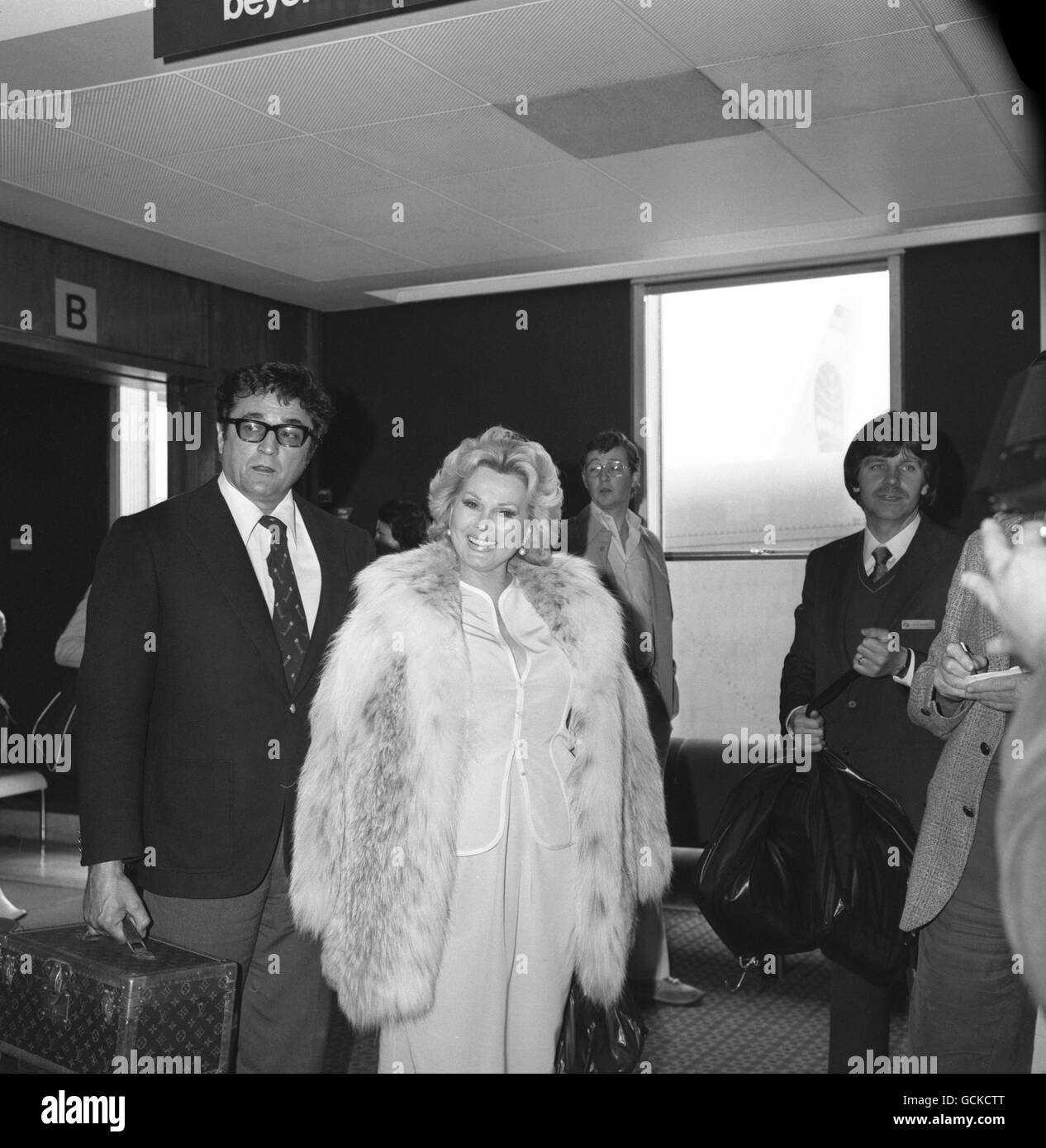 Die Schauspielerin Zsa Zsa Gabor mit ihrem siebten Ehemann Michael O'Hara am Flughafen Heathrow. Stockfoto