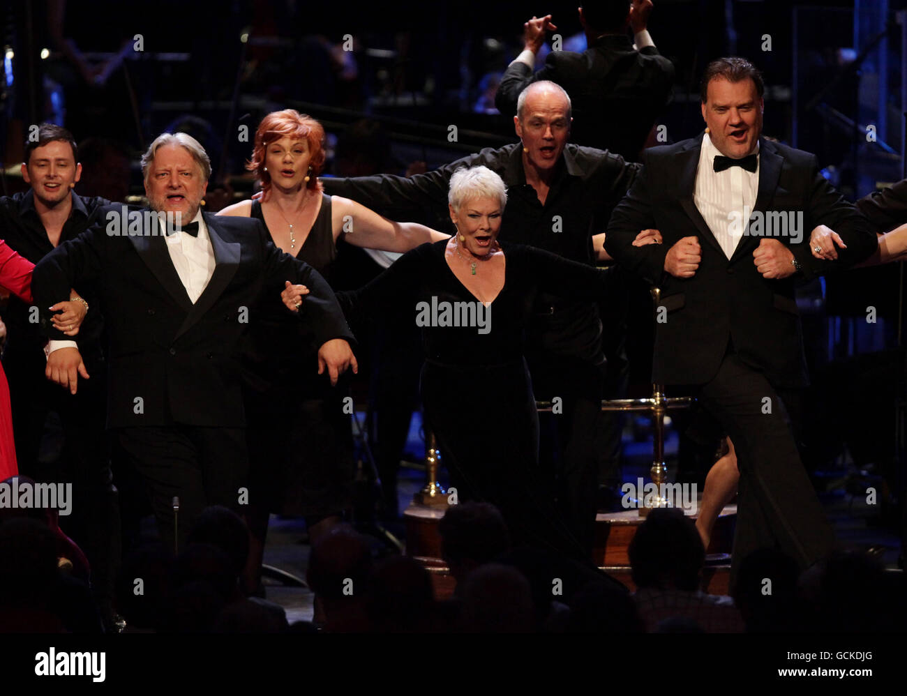 Interpreten, darunter (vordere Reihe von links nach rechts) Simon Russell Beale, Dame Judi Dench und Bryn Terfel während des Finales von BBC Prom Nr. 19 - Stephen Sondheim um 80 Uhr - in der Royal Albert Hall im Zentrum von London. Stockfoto