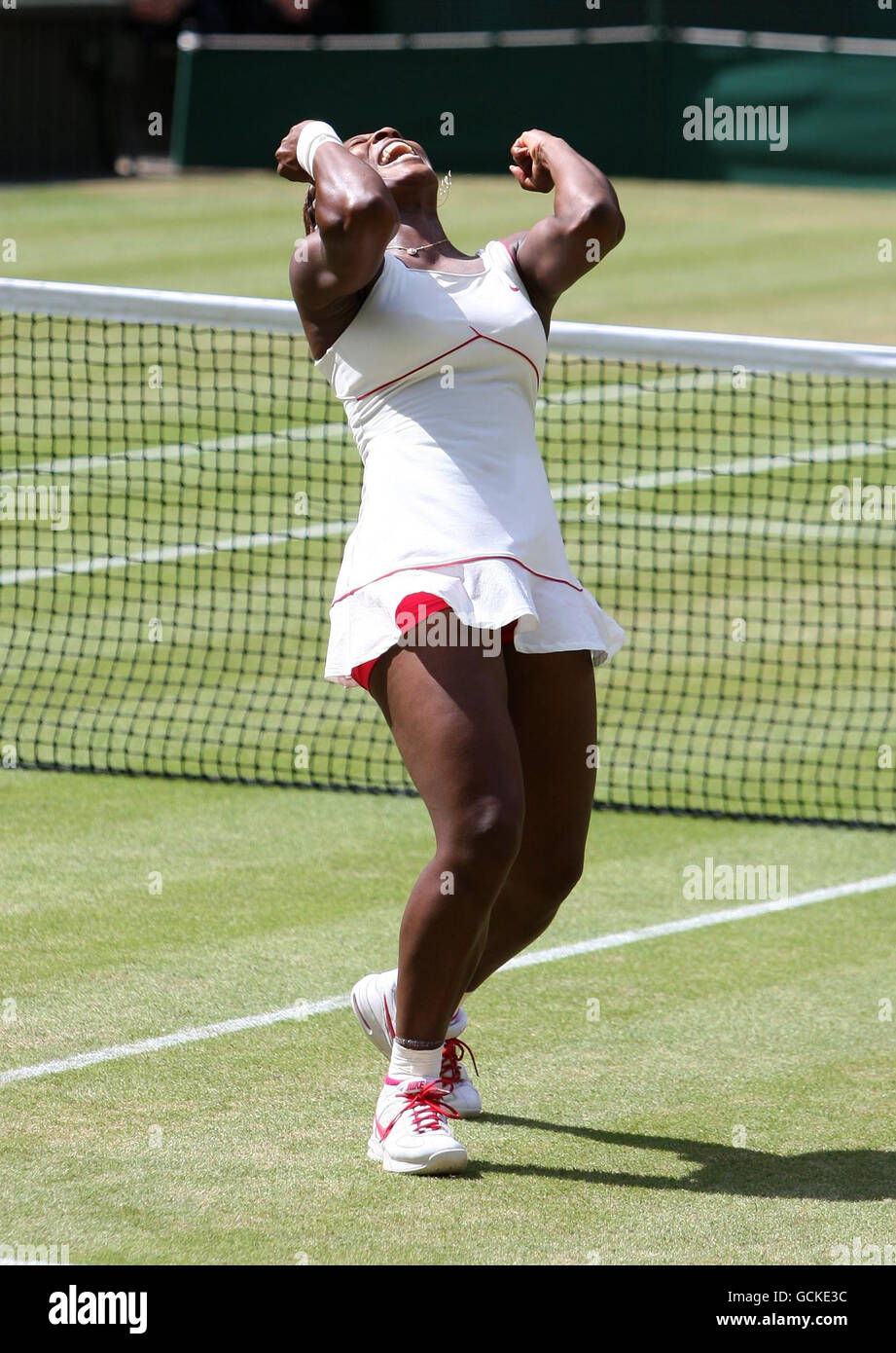 Die US-Amerikanerin Serena Williams feiert ihren Sieg über die Russin Vera Zvonareva während des Ladies Singles Finales am 12. Tag der Wimbledon Championships 2010 im All England Lawn Tennis Club, Wimbledon. Stockfoto