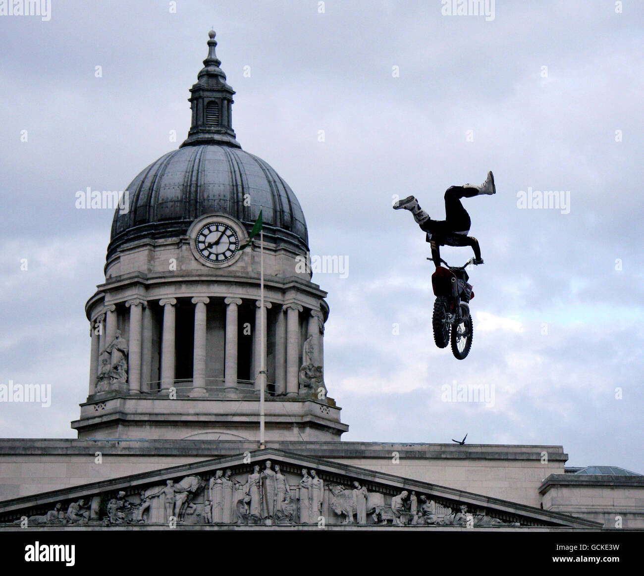 Reiter in Aktion bei den Red Bull X-Fighters Jams auf dem Old Market Square in Nottingham. Stockfoto
