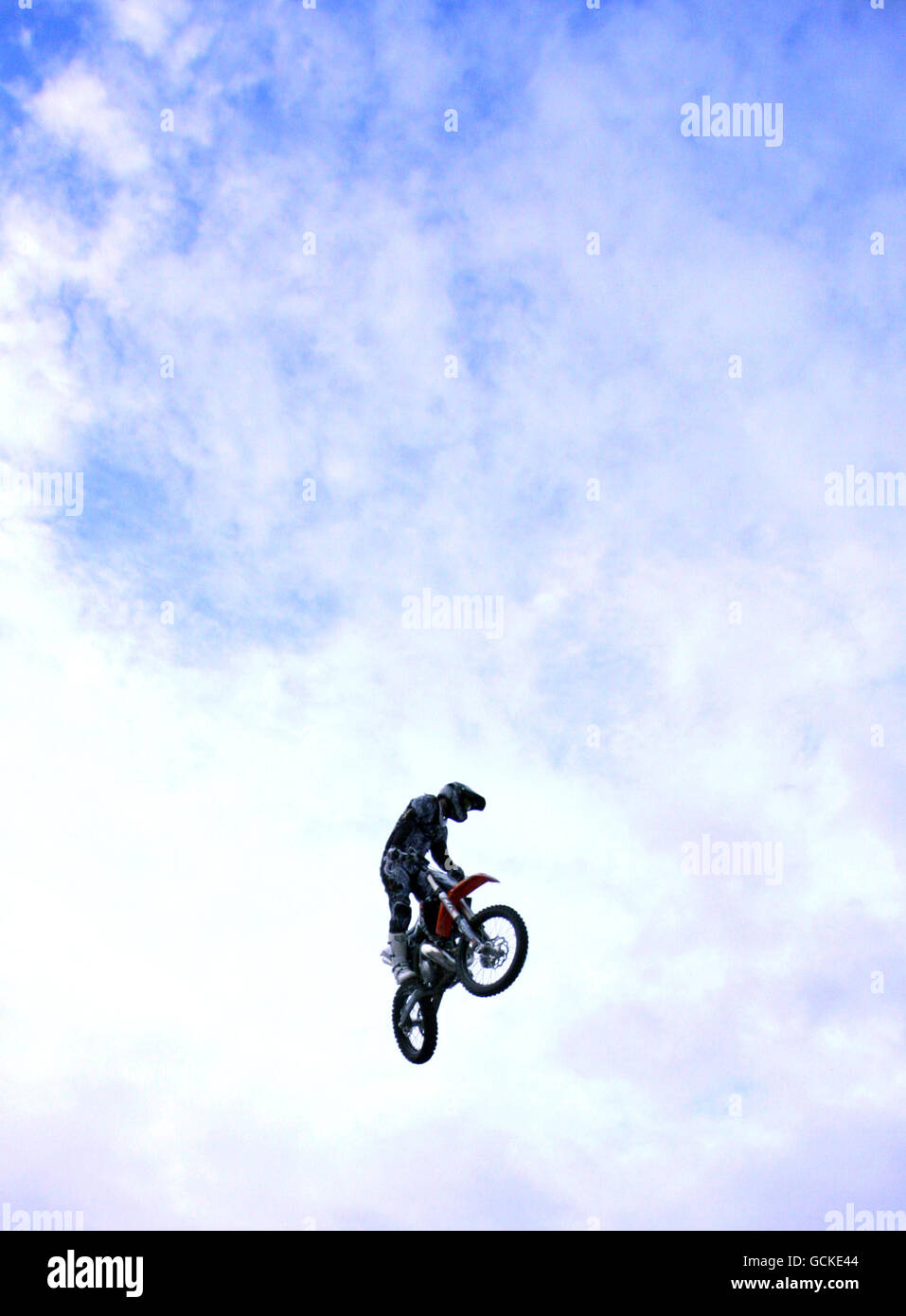 Reiter in Aktion bei den Red Bull X-Fighters Jams auf dem Old Market Square in Nottingham. Stockfoto