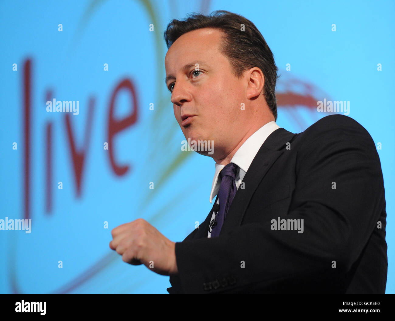 Premierminister David Cameron spricht mit Beamten auf der Konferenz „Civil Service Live“ im Londoner Olympia Exhibition Centre. Stockfoto