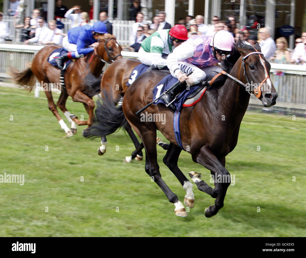 Casual Glimpse, geritten von Ryan Moore, gewinnt beim July Festival auf der Newmarket Racecourse, Newmarket, die European Breeders Fund Conditions Stakes. Stockfoto