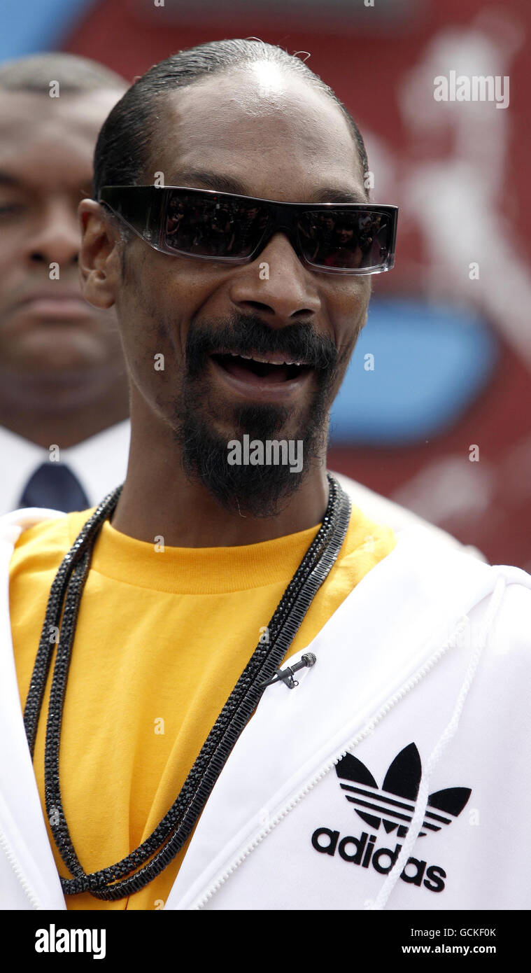 Snoop Dogg bei einem Besuch im Ordsall Community Center, Salford. Stockfoto