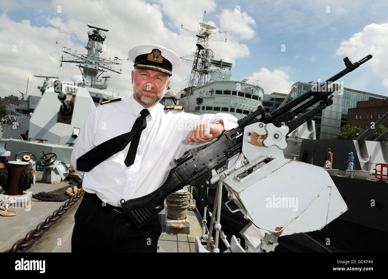 Commodore Tim Lowe, nachdem er ein Ministry of Defense Briefing über maritime Sicherheit und Afghanistan gegeben hatte, an Bord der HMS Richmond, die derzeit an der Themse im Süden Londons vor Anker liegt. Stockfoto