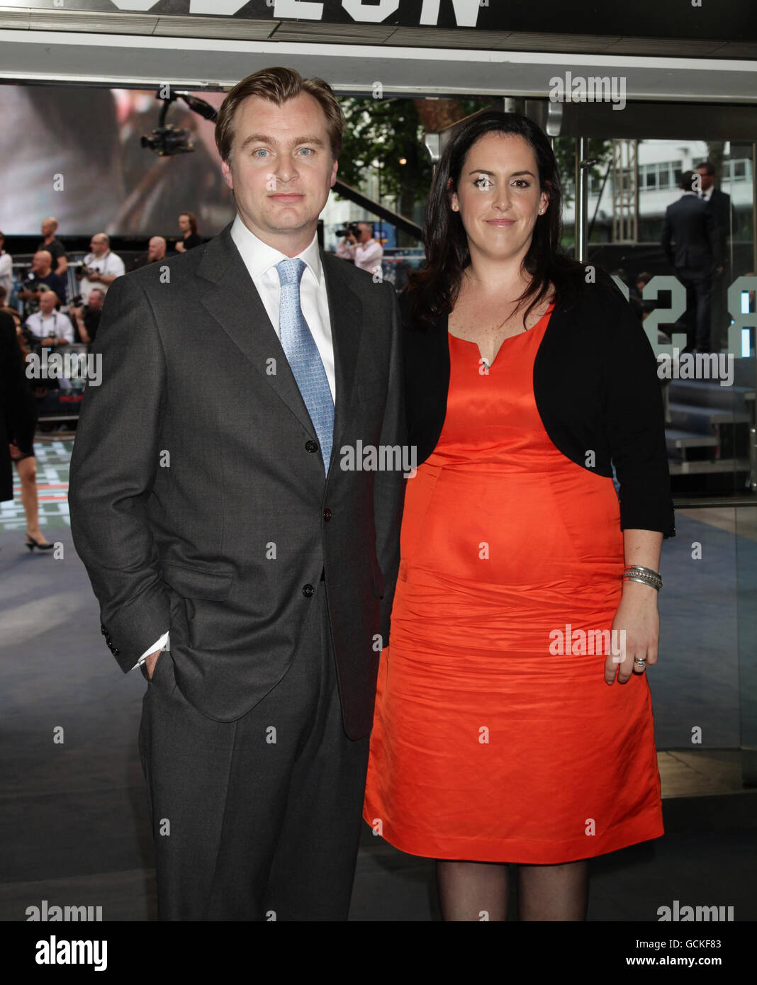 Der Regisseur des Films Christopher Nolan und die Produzentin Emma Thomas kommen zur Weltpremiere von Inception am Odeon Leicester Square im Zentrum von London an. Stockfoto