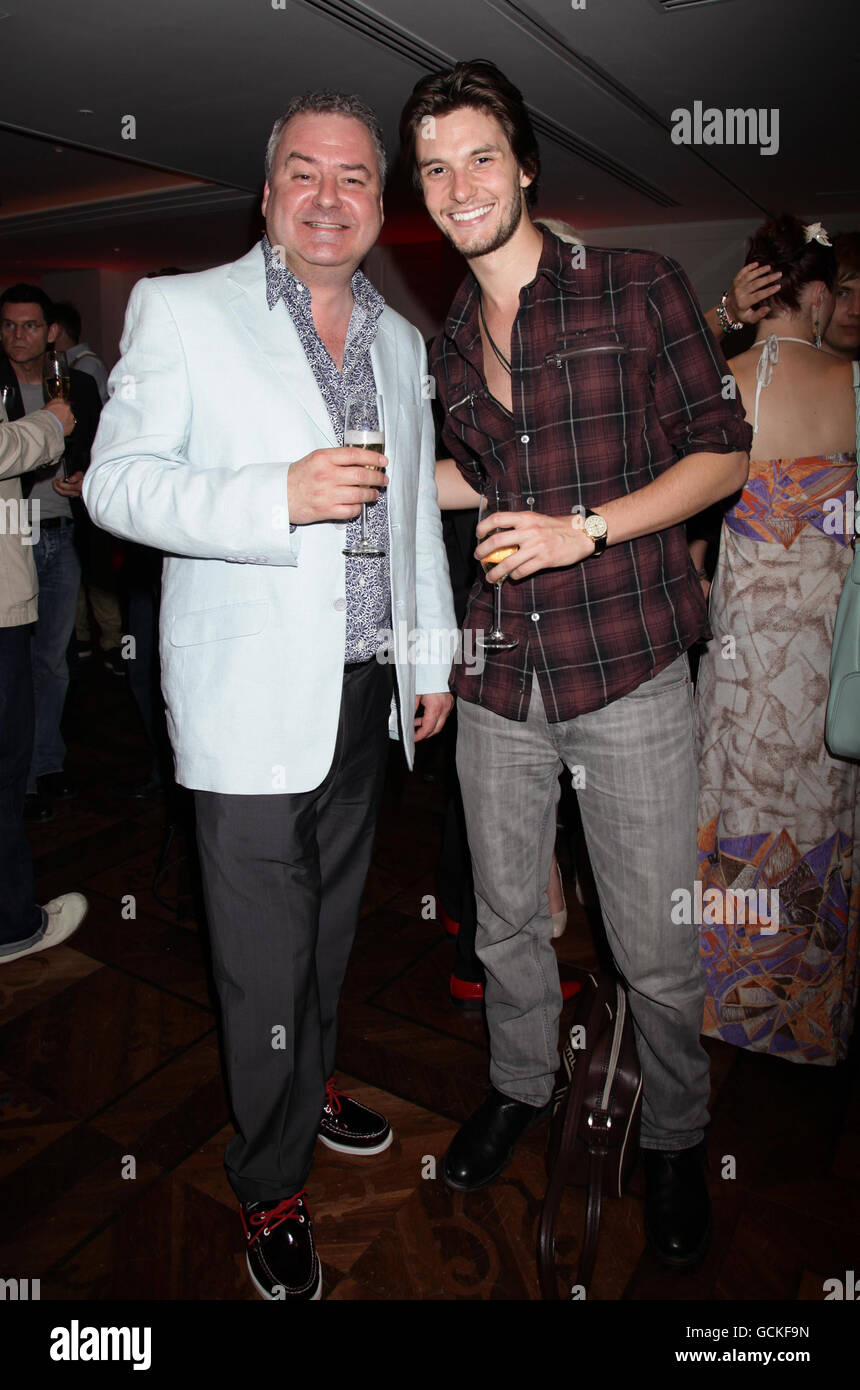 Regisseur des Musicals Wolfboy, Russell Labey (links) mit dem Schauspieler Ben Barnes, bei der Aftershow-Party im Westbury Hotel im Zentrum von London. Stockfoto