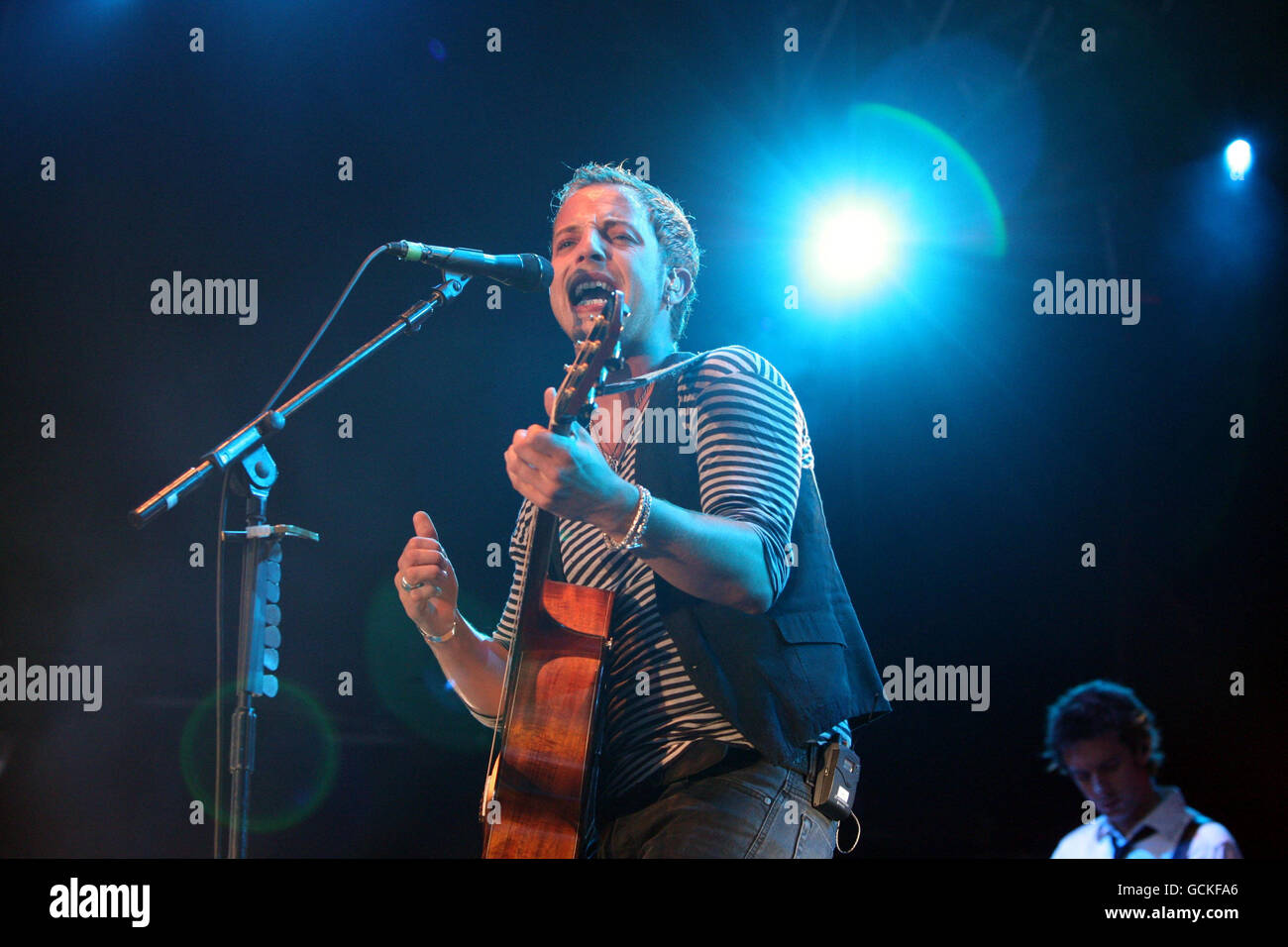 James Morrison tritt auf der Rennbahn von Epsom Downs auf. James Morrison tritt auf der Rennbahn Epsom Downs Surrey im Rahmen der Konzertreihe Epsom Live auf. Stockfoto