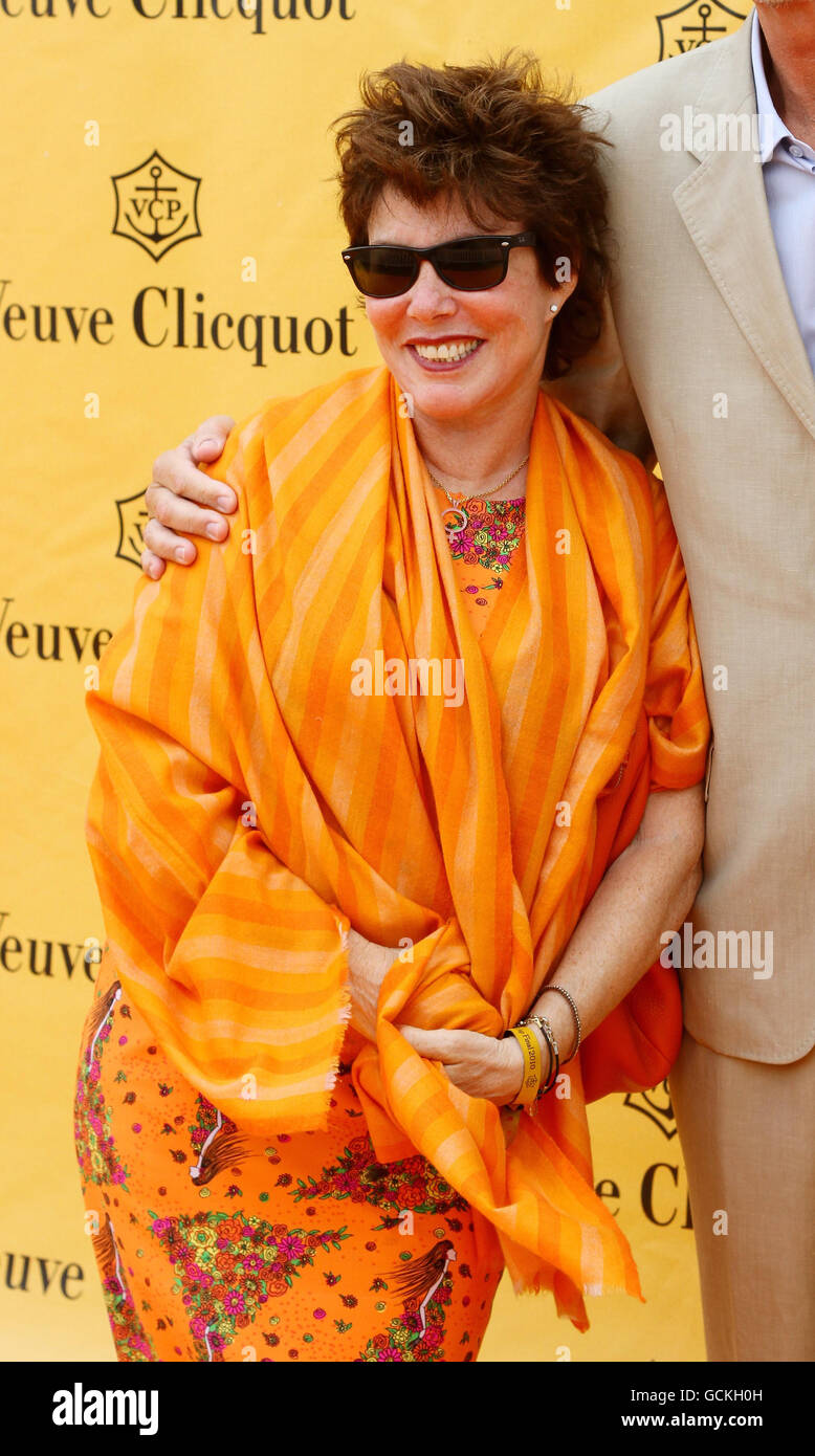 Ruby Wax kommt zur Veuve Clicquot British Open Polo Championship im Cowdray Park, Midhurst, West Sussex. Stockfoto