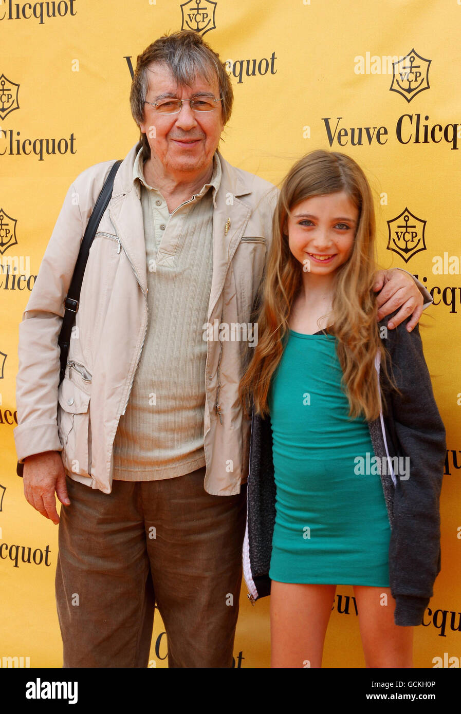 Der ehemalige Rolling Stone Bill Wyman kommt mit Tochter Matilda für die Veuve Clicquot British Open Polo Championship im Cowdray Park, Midhurst, West Sussex an. Stockfoto