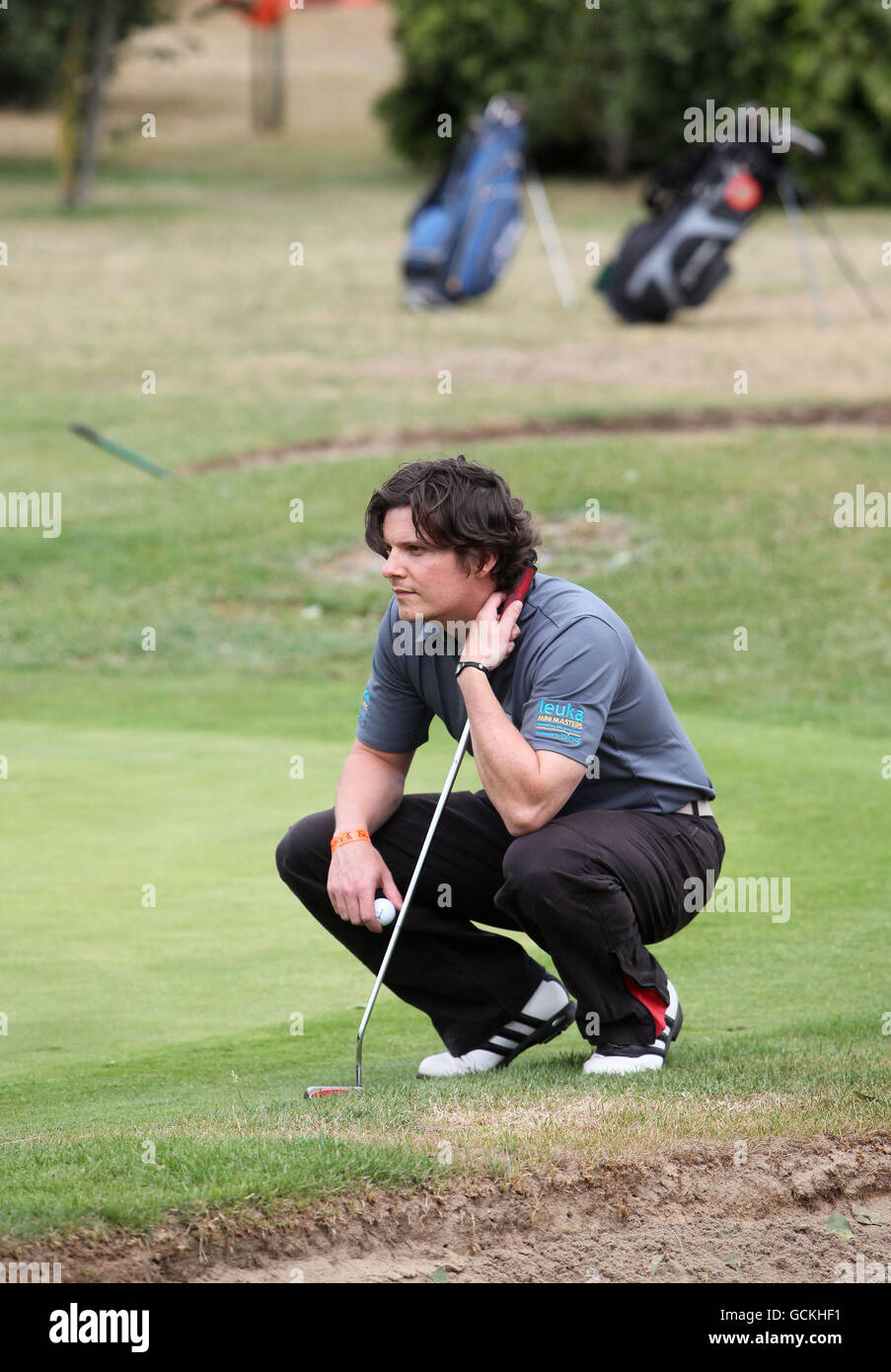 Nigel Harman spielt beim Leuka Mini Masters Golfturnier im Dukes Meadow Golf Club, Chiswick. Stockfoto