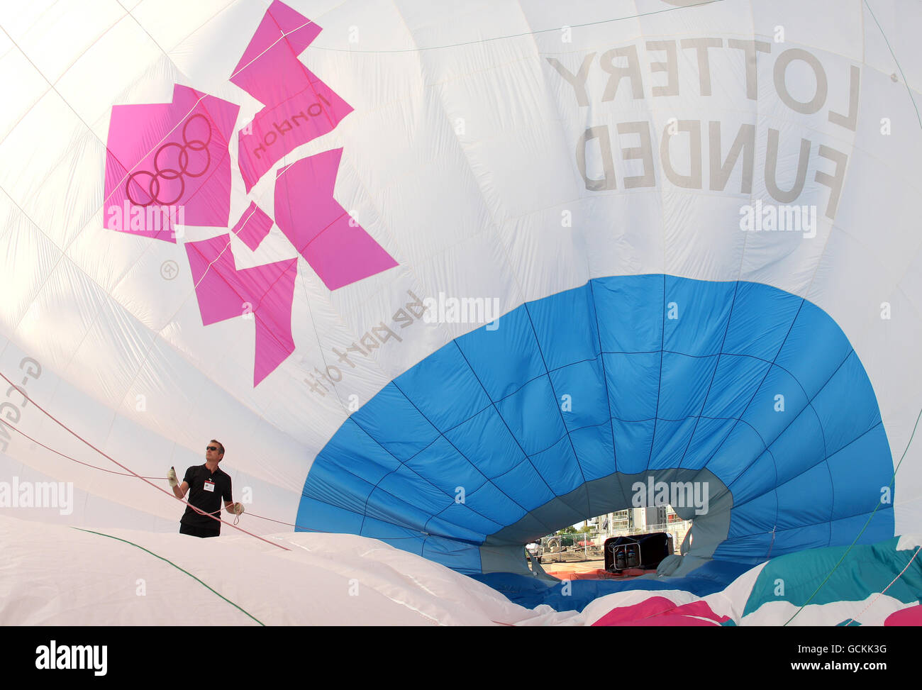 Ballonfahrer Richard Ashford bereitet den Heißluftballon National Lottery London 2012 Games vor, der im Olympic Park in Stratford, im Osten Londons, starten soll. Stockfoto