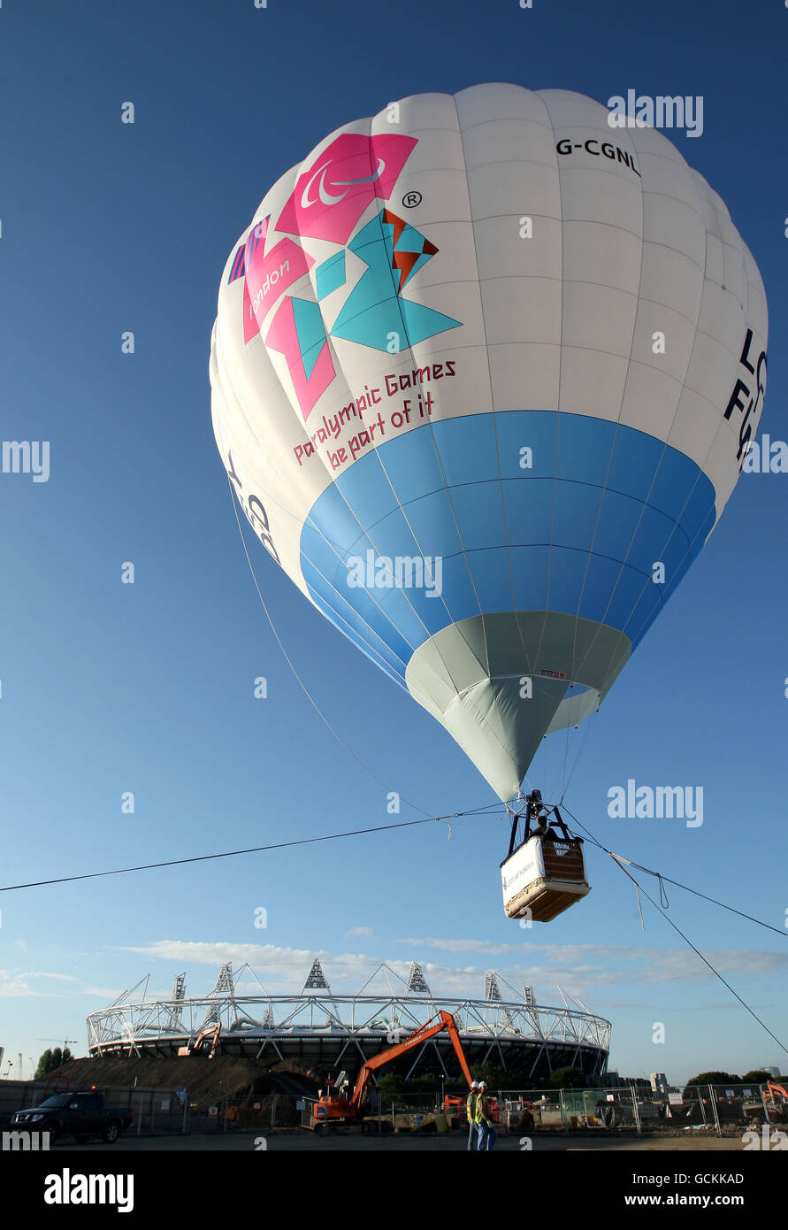 Der Heißluftballon der National Lottery London 2012 ist vor dem Olympiastadion im Olympic Park in Stratford im Osten Londons zu sehen. Stockfoto
