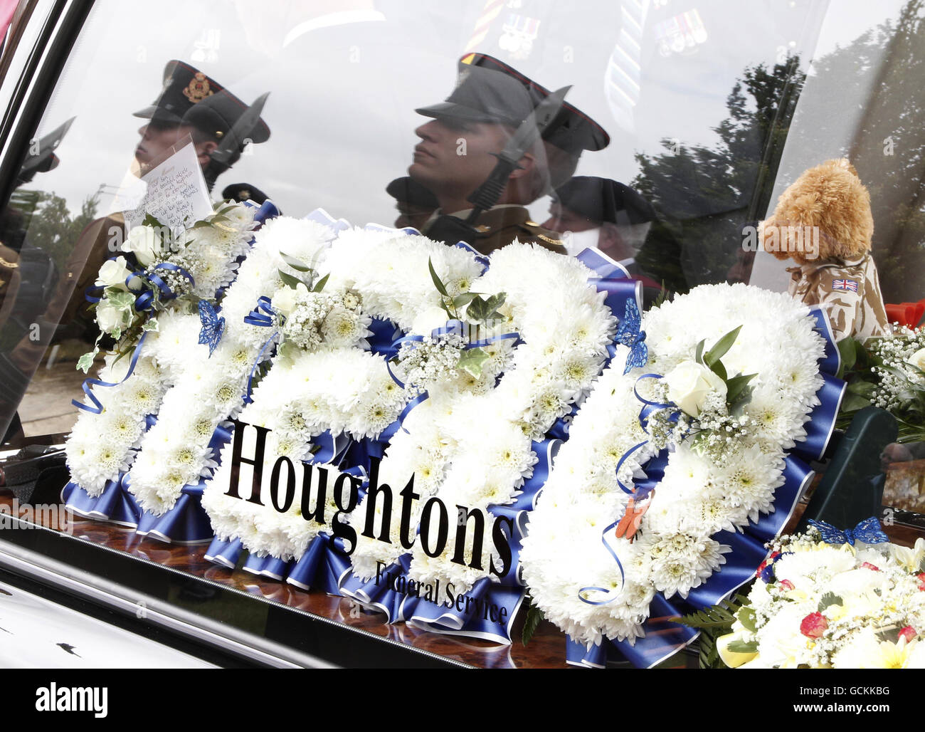 Blumen im Leichenwagen während der Beerdigung von Thomas Sephton, 20, des 1. Bataillons des Mercischen Regiments, in der St. Elphin's Church, Warrington. Stockfoto