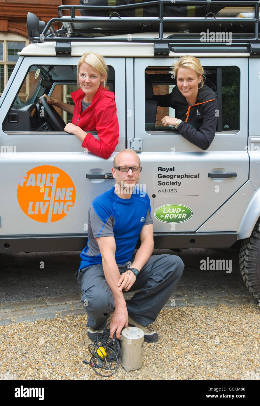 Tamsin Davis (oben links), Serena Davis (oben rechts) und Adam Whitaker von Fault Line, die außerhalb der Royal Geographical Society (mit IBG) in London lebt, nachdem sie mit der Royal Geographical Society (mit IBG) und dem Land Rover 2010 „Go Beyond“ Bursary vorgestellt wurden, Dazu gehören 10,000 und ein Land Rover Defender 110, um über einen Zeitraum von 12 Wochen 15,000 Meilen von Island nach Iran zu reisen, um ein detailliertes Verständnis der Probleme zu erhalten, mit denen Gemeinden konfrontiert sind, die auf Bruchlinien leben. Stockfoto